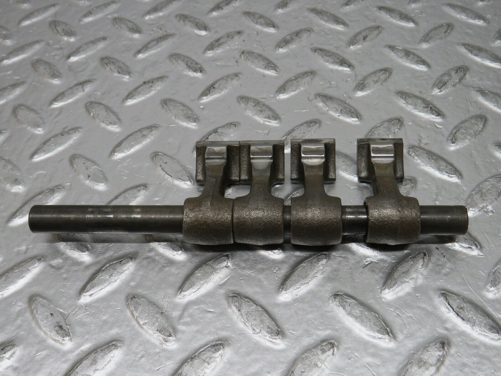 0361 Mercedes-Benz W123 220D Camshaft Rocker Arm With Shaft