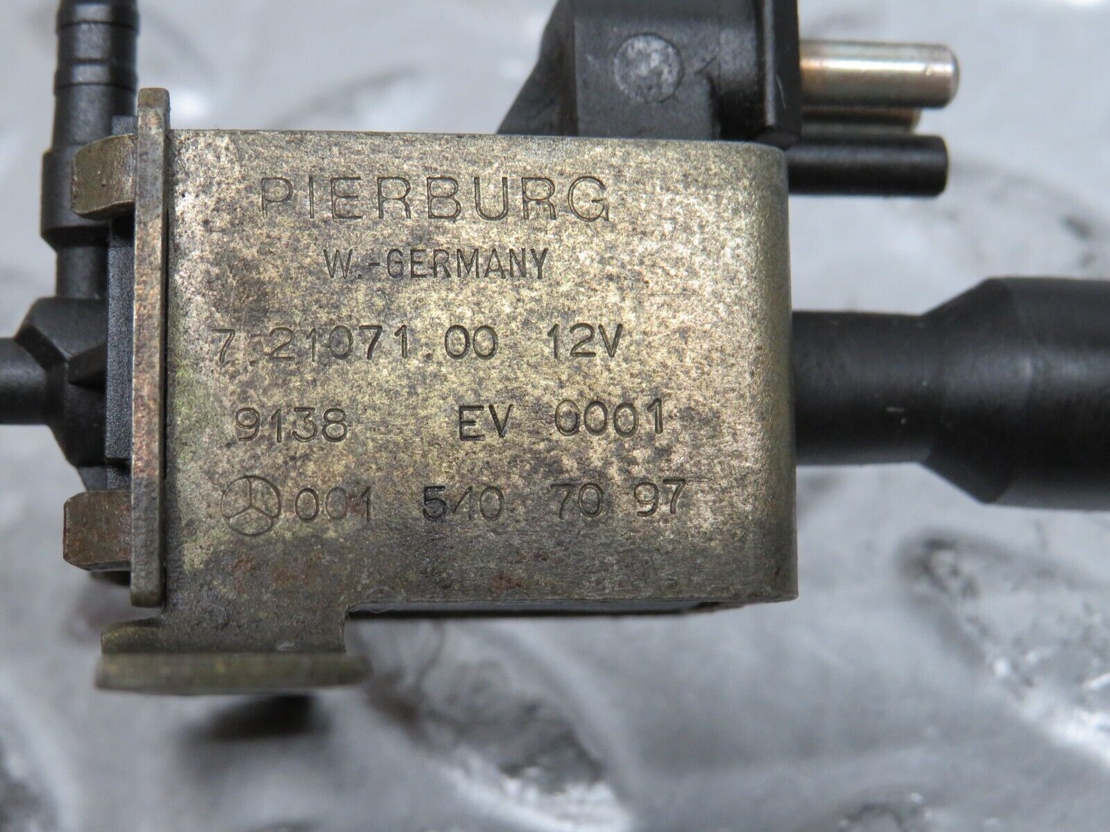 29454 Mercedes-Benz W124 230E Vacuum Control Valve Pierburg 0015407097