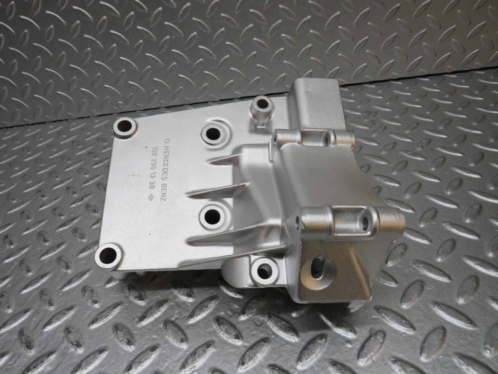 31879 Mercedes-Benz W201 190LE 1.8L Power Steering Pump Bracket 1022361330