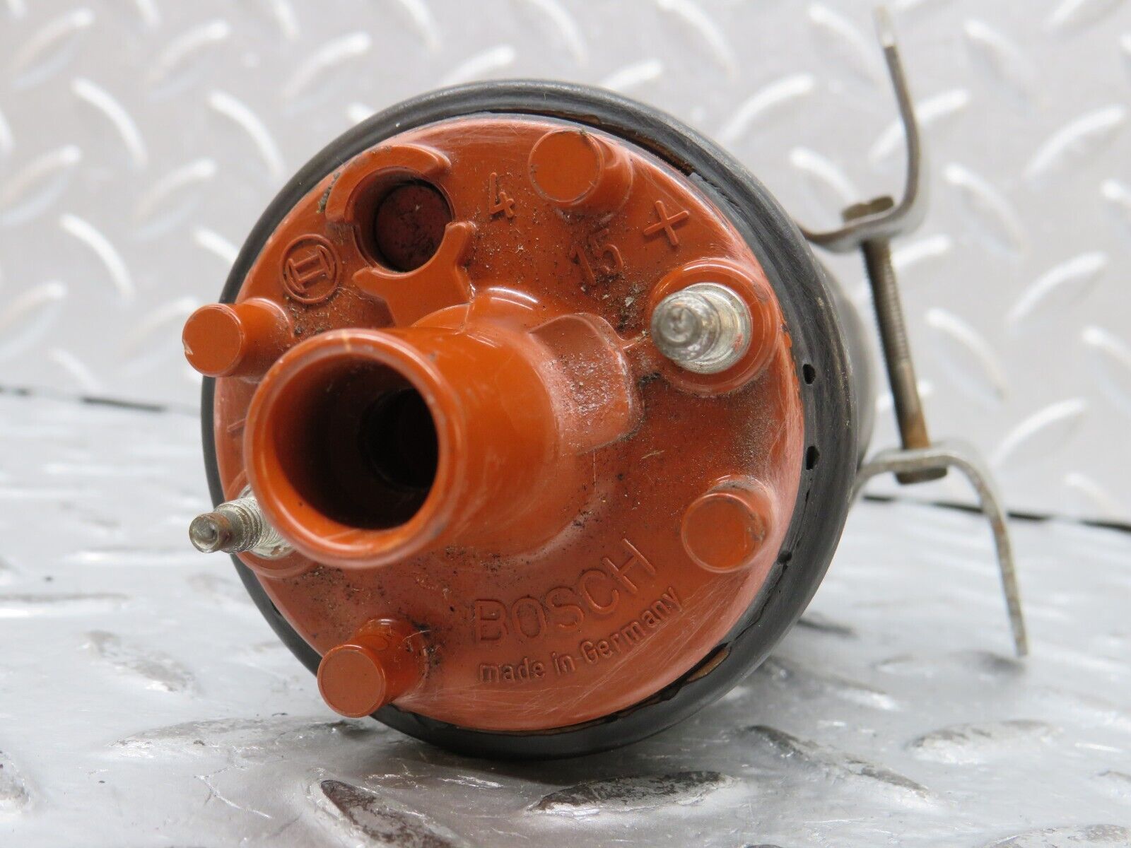 32138 Mercedes-Benz W123 230E Ignition Coil Bosch 0001584003 0221118307