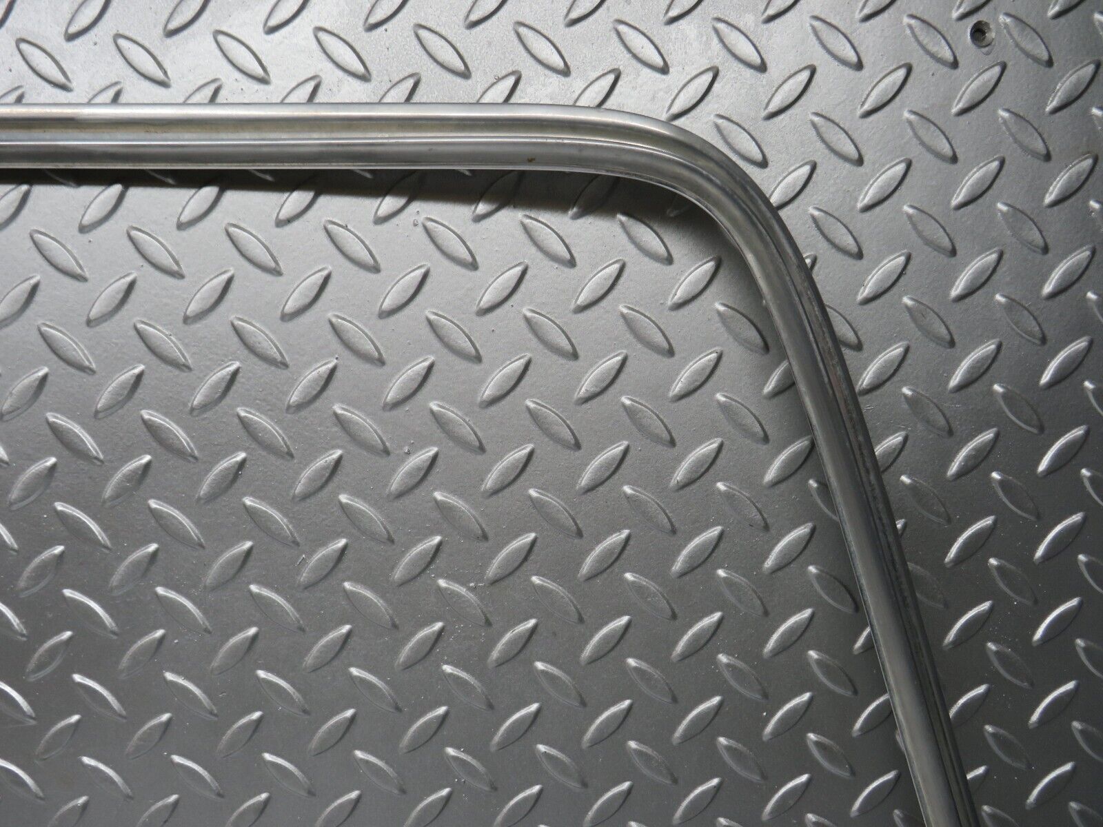 28614 Mercedes-Benz W123 280E Rear Windscreen Chrome Frame