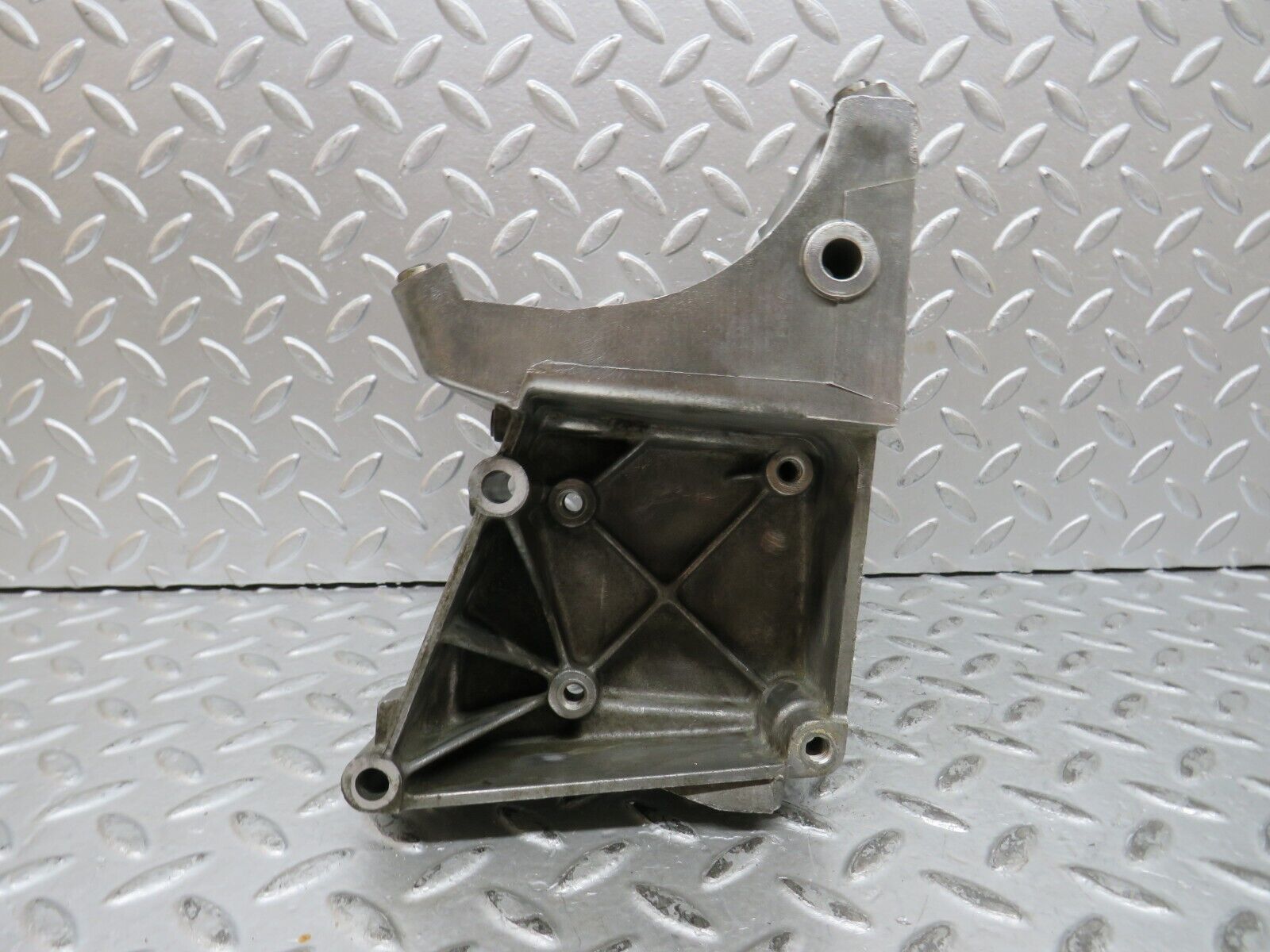 29023 Mercedes-Benz C124 320CE Coupe AC Compressor Mount Bracket 1042360030