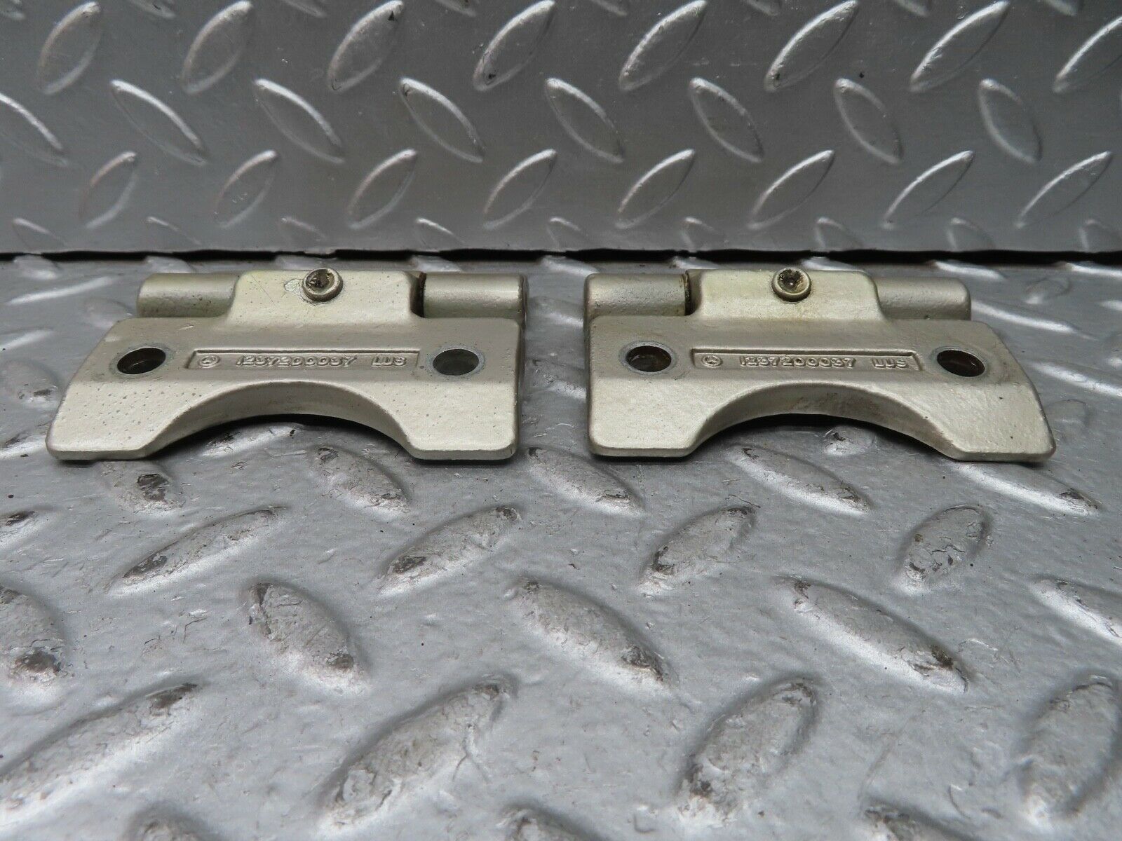 21488 Mercedes-Benz W126 300SE Door Hinges Pair 1237200037