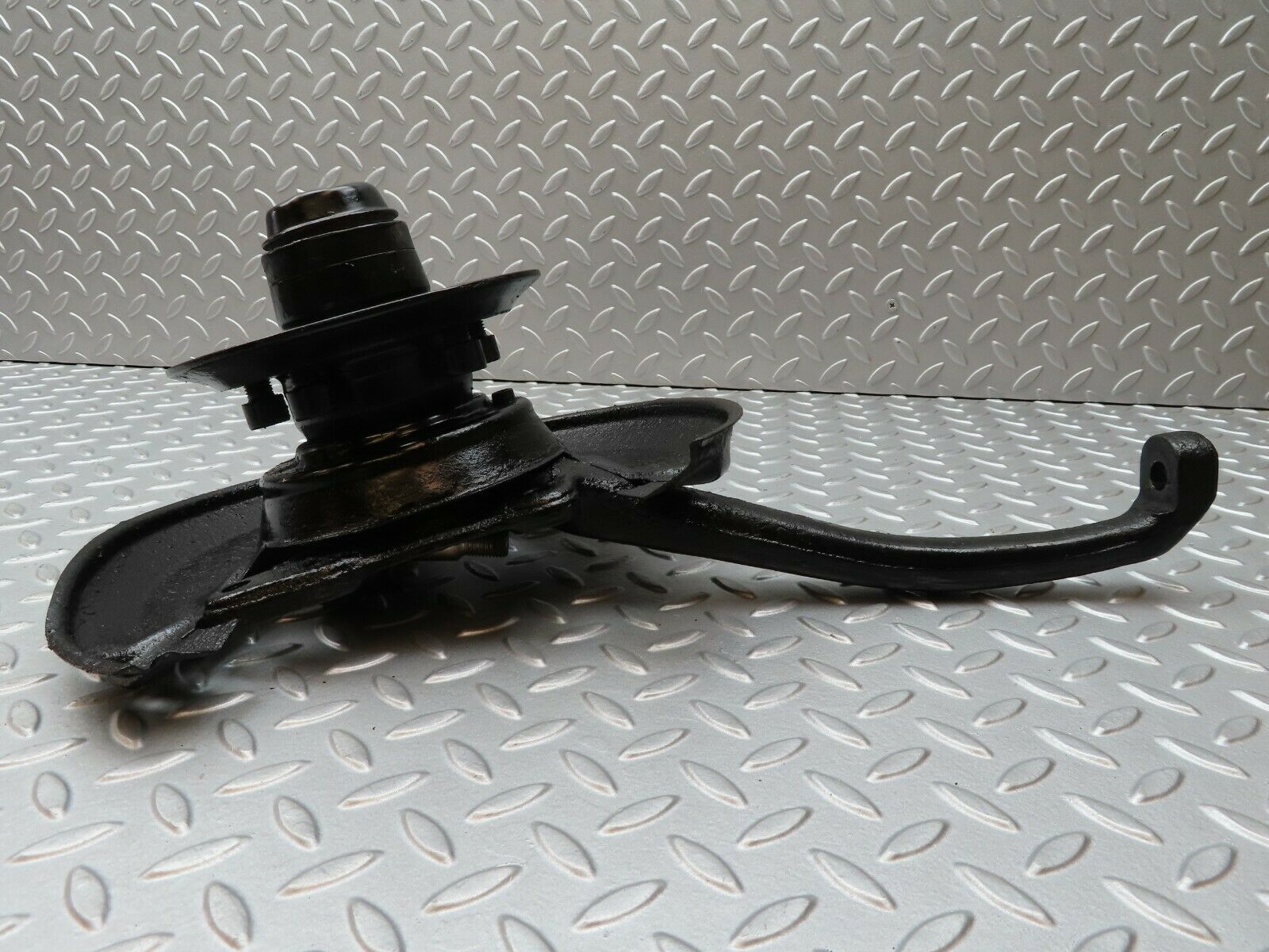 4128 Mercedes-Benz V123 240D LWB Wheel Hub Front Left