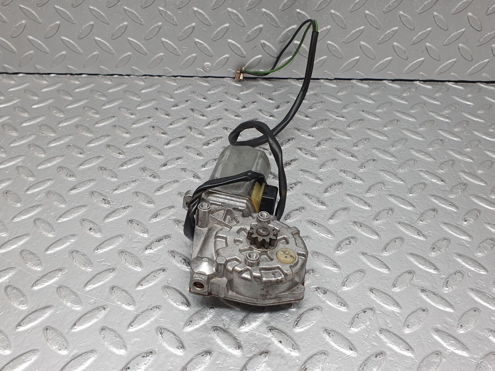 41205 Mercedes-Benz W126 300SE Rear Left Window Regulator Motor 0130821037