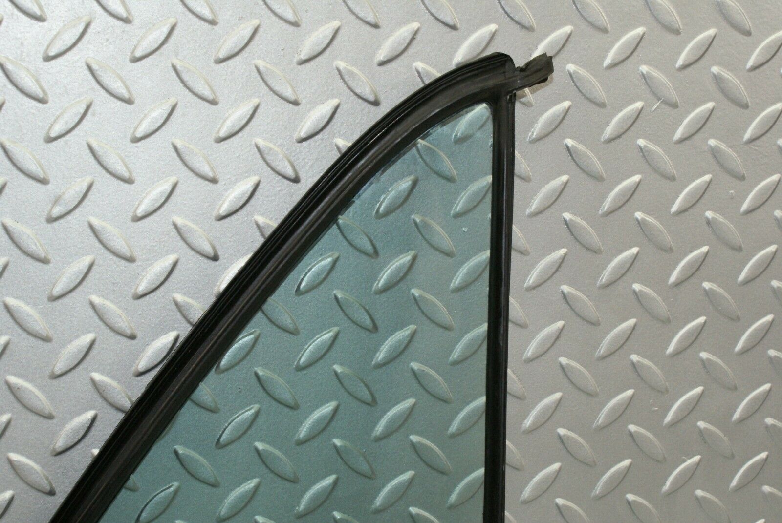 2660 Mercedes-Benz W116 350SE Rear Left Quarter Glass