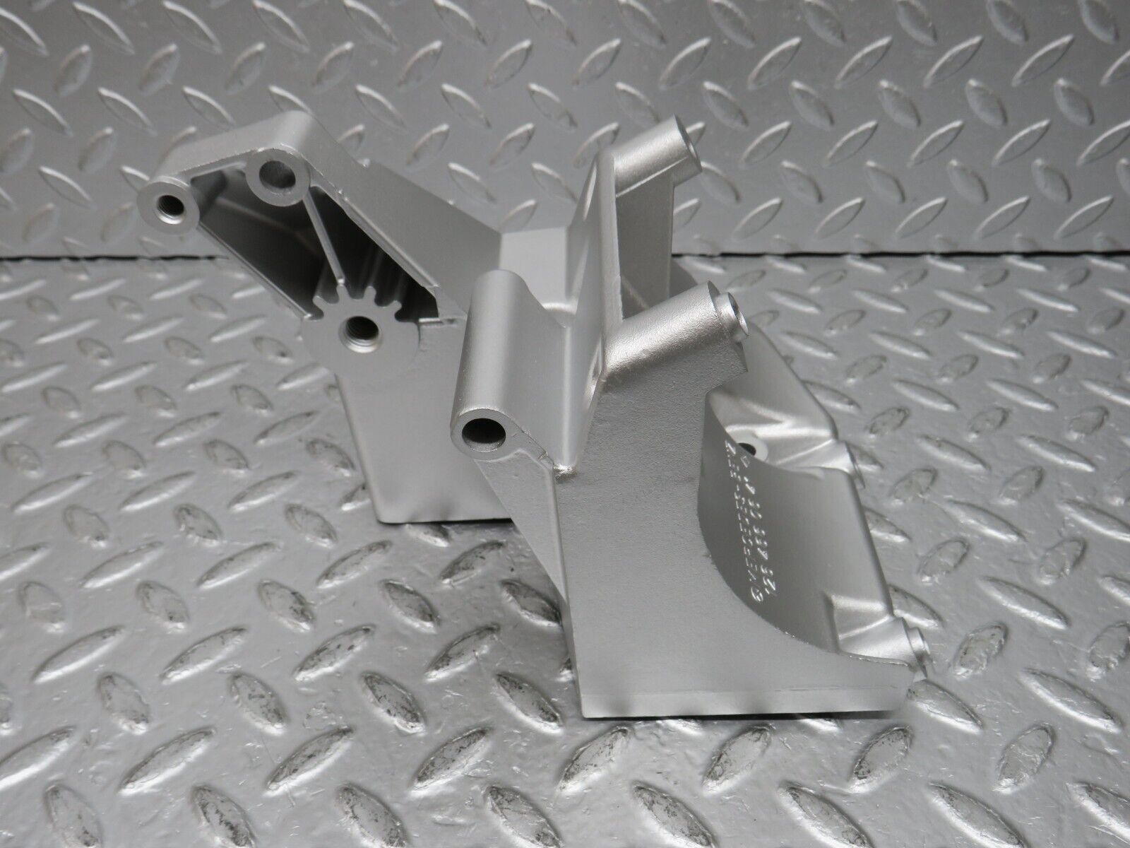 32662 Mercedes-Benz S124 300TE Wagon Power Steering Pump Bracket 1264660641