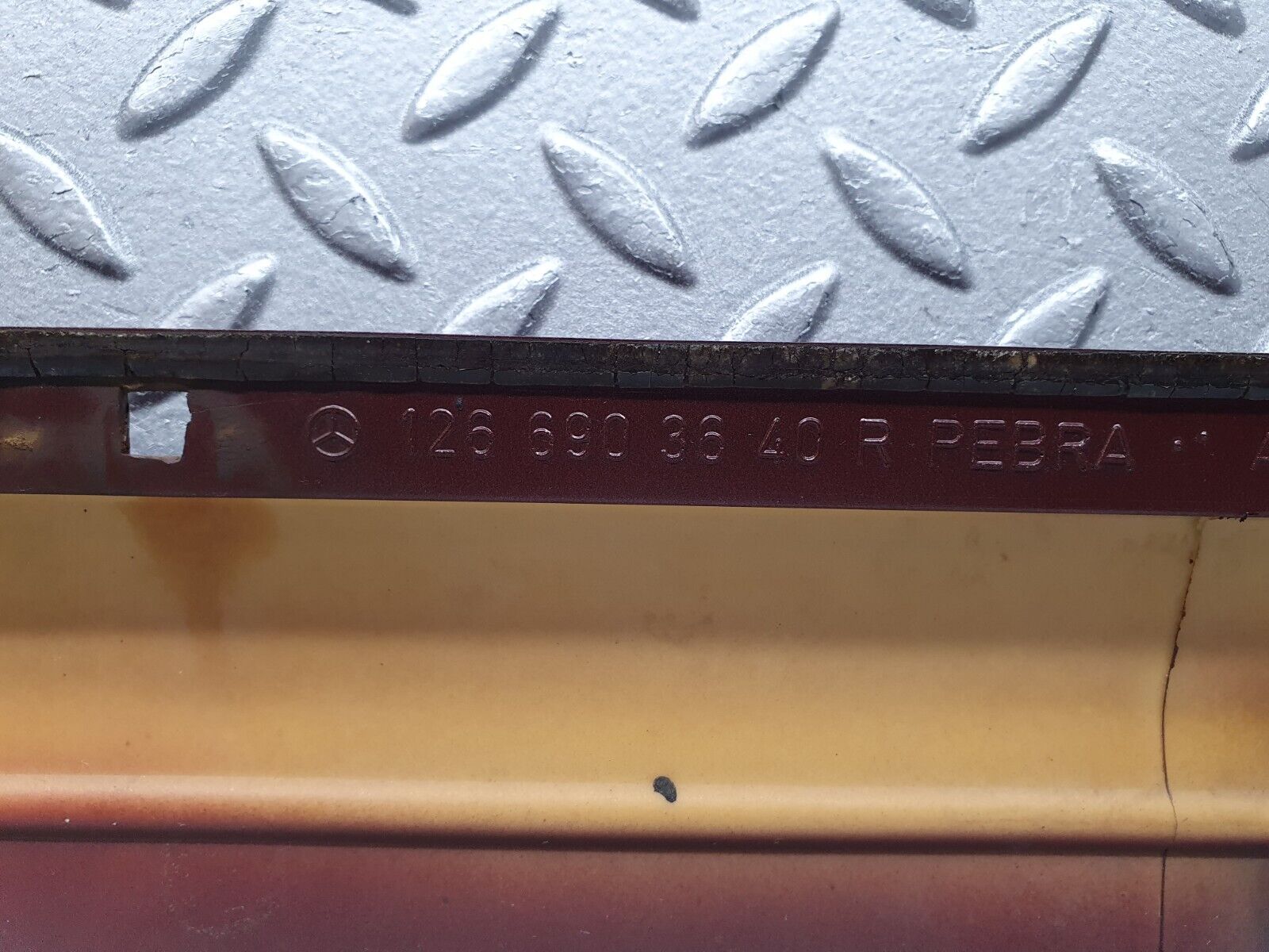 40939 Mercedes-Benz W126 300SE Front Right Fender Wing Moulding Trim 1266903640