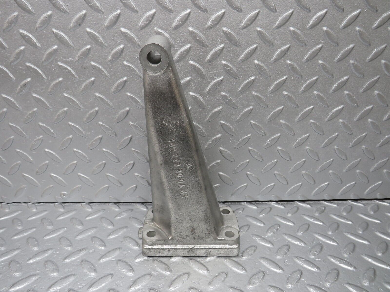 40300 Mercedes-Benz W110 230 Engine Mount Bracket Left Side 1802233004