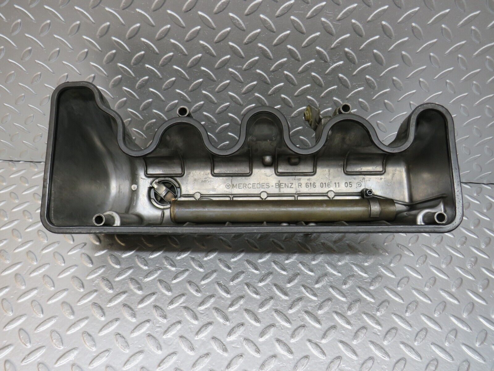 0883 Mercedes-Benz C123 240D Cylinder Head Valve Cover 6160161105