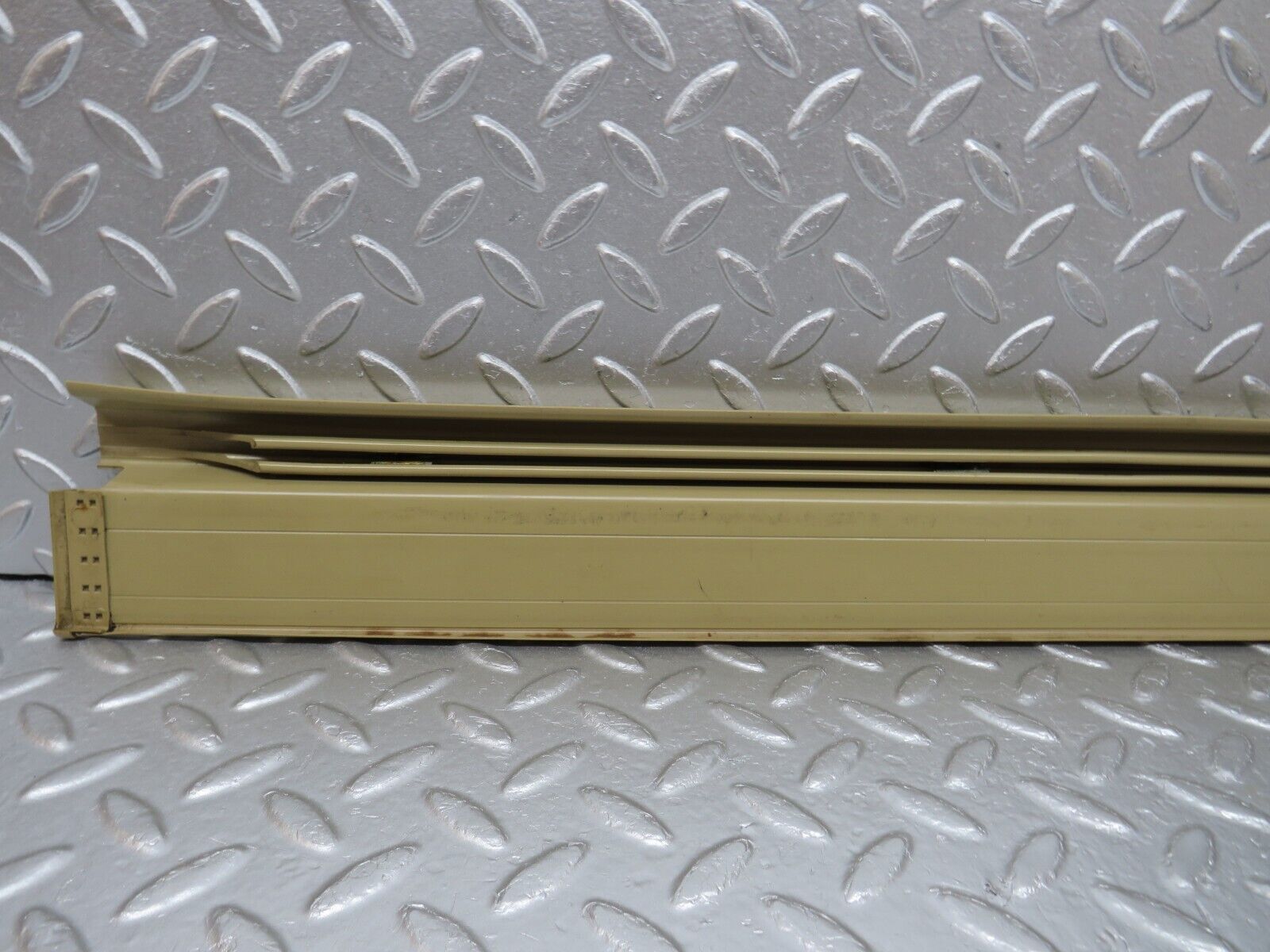 33982 Mercedes-Benz W124 260E Front Right Door Sill Beige