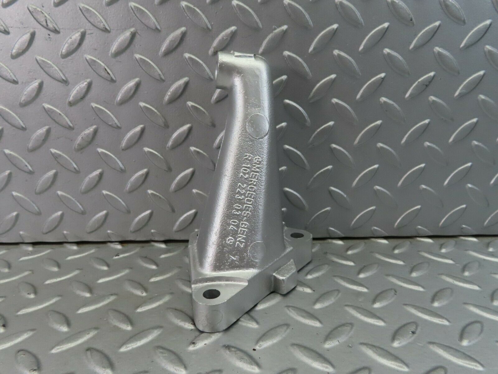 7751 Mercedes-Benz S123 230TE Wagon Engine Mount Bracket Right Side 1022230304