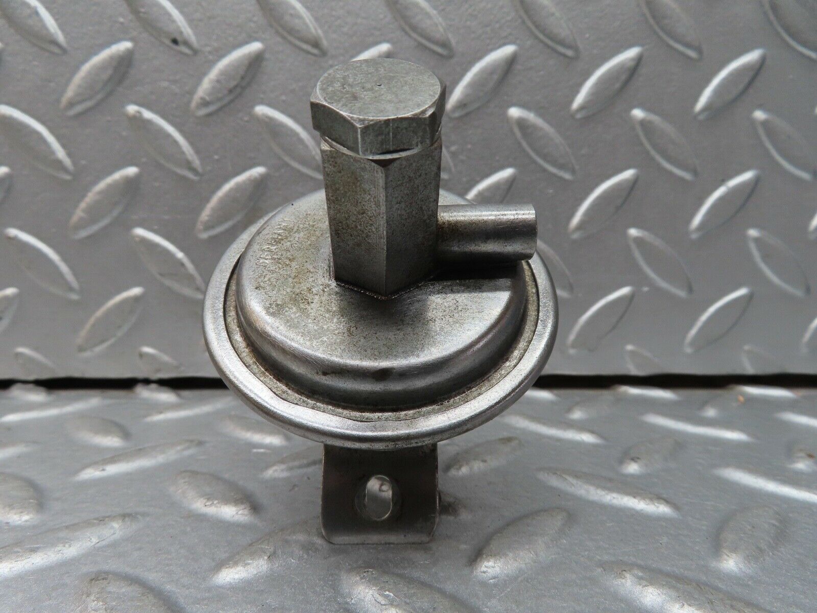 18747 Mercedes-Benz W120 W121 Ponton Ignition Distributor Vacuum Control Valve