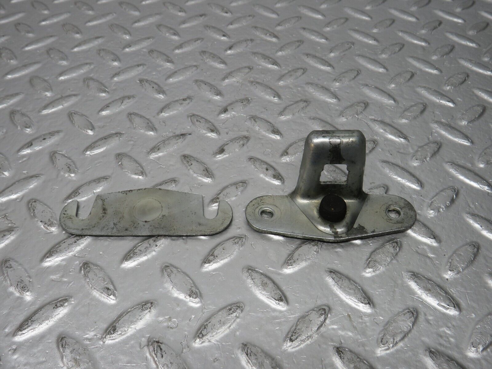 31069 Mercedes-Benz W123 200D Trunk Lock Latch 1237580150