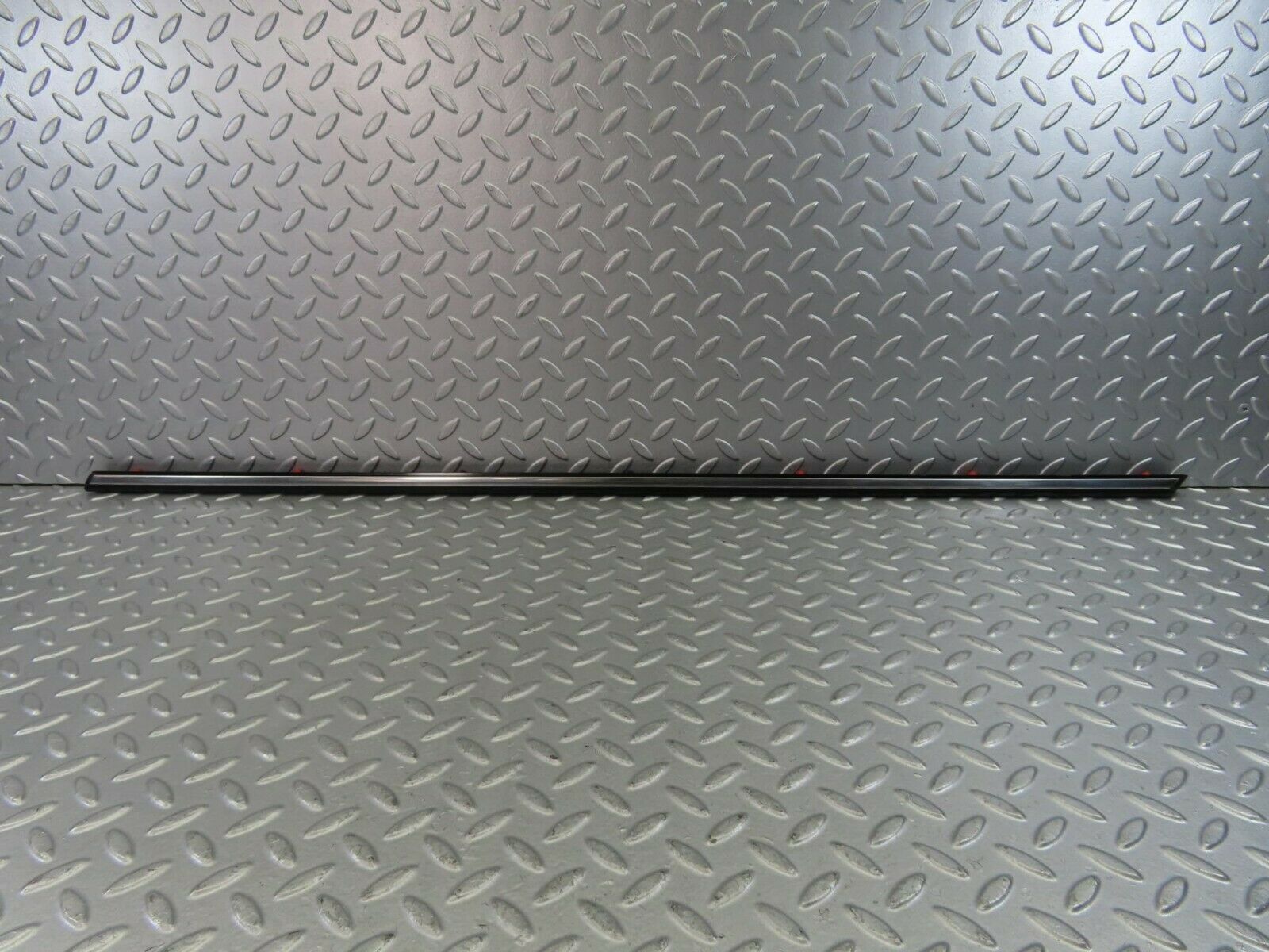 10257 Mercedes-Benz W123 Front Left Door Centre Moulding Trim