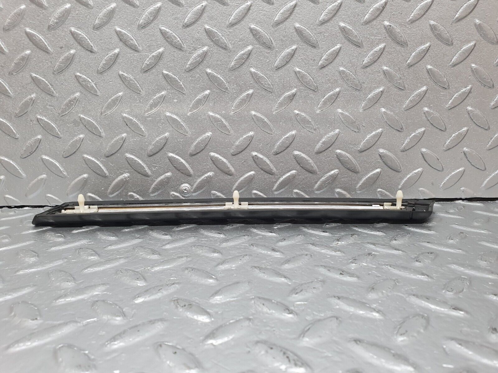 41426 Mercedes-Benz W124 200E Front Left Fender Wing Centre Moulding Trim