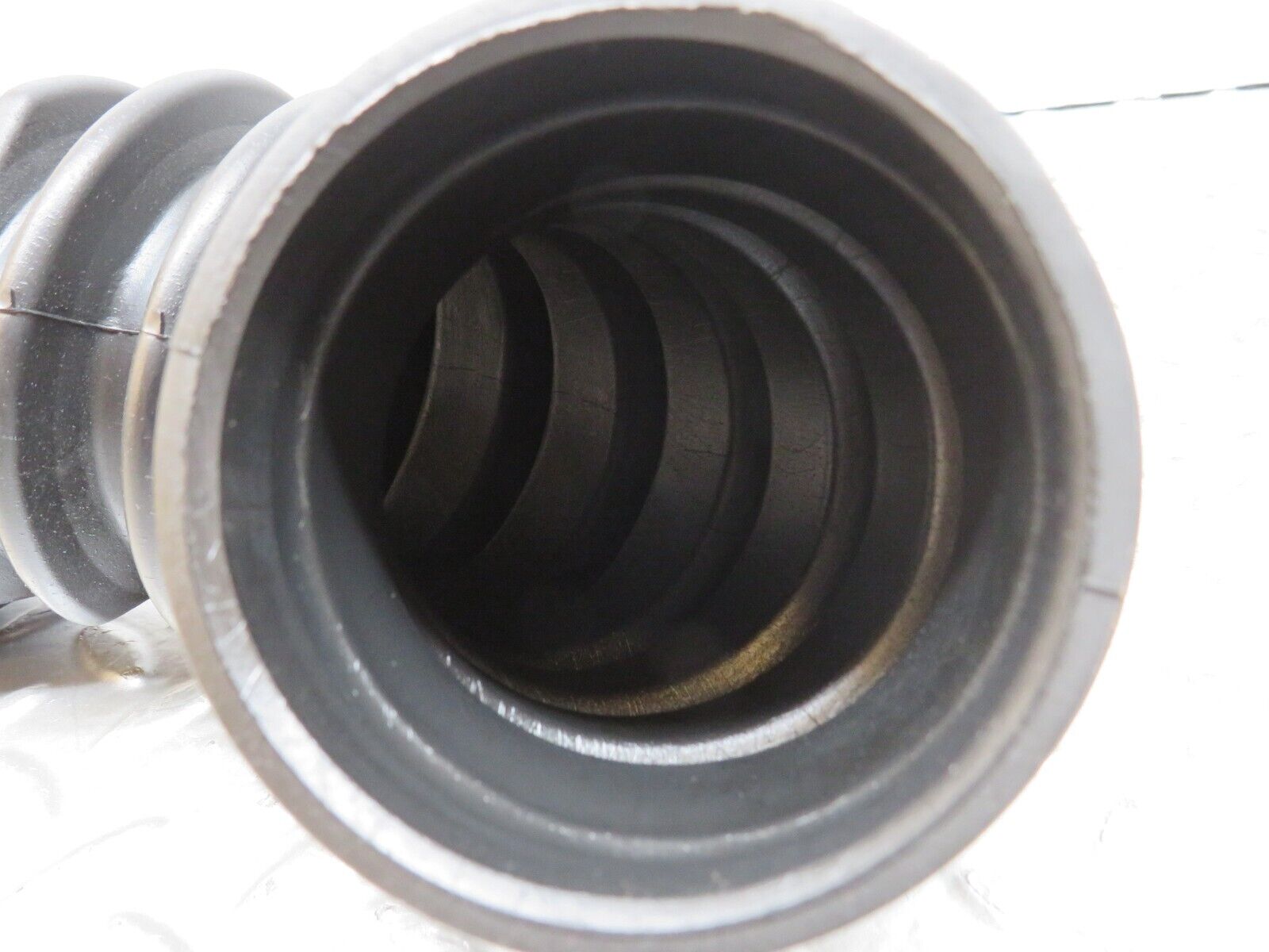 27783 Mercedes-Benz S124 300TE Wagon Air Filter Housing Pipe 6060940009