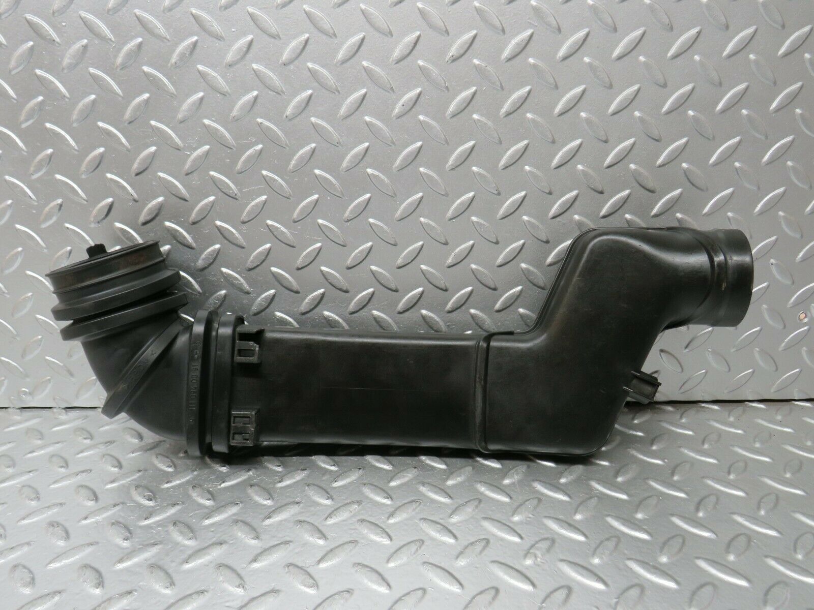 24268 Mercedes-Benz S124 220TE Wagon Air Intake Pipe 1111400012