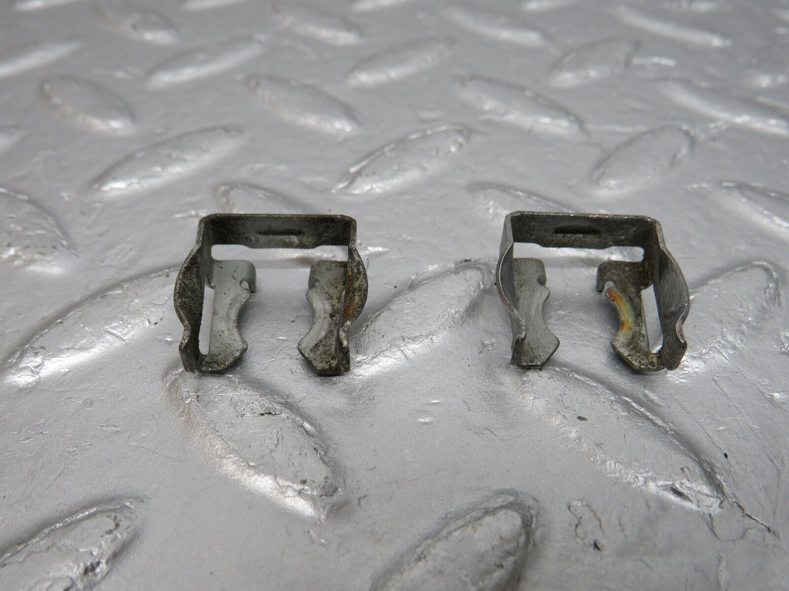 39776 Mercedes-Benz R129 320SL Coupe Fuel Injector Bracket 2x