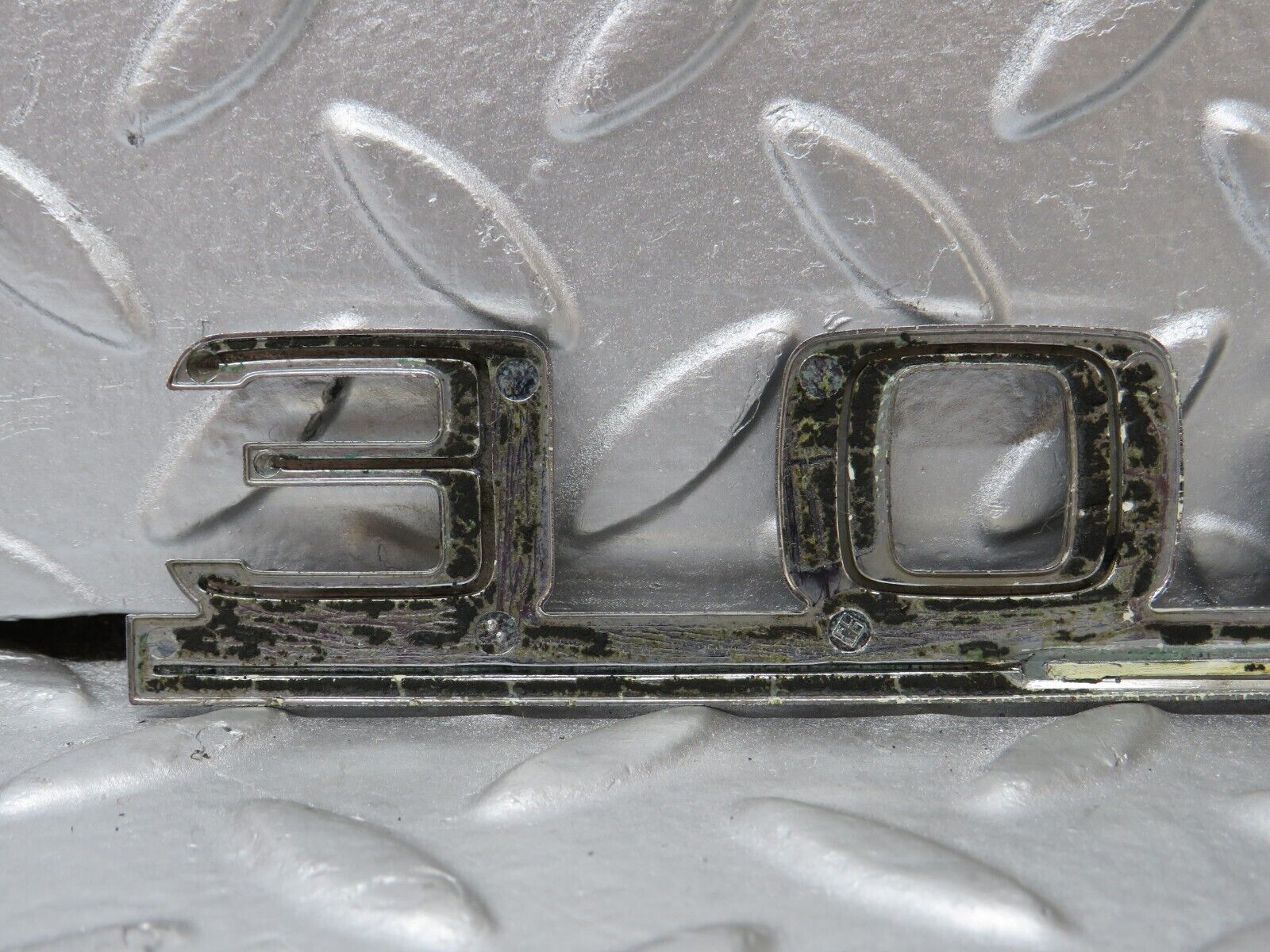 33964 Mercedes-Benz W124 260E Trunk Lid Badge Emblem 1248171515