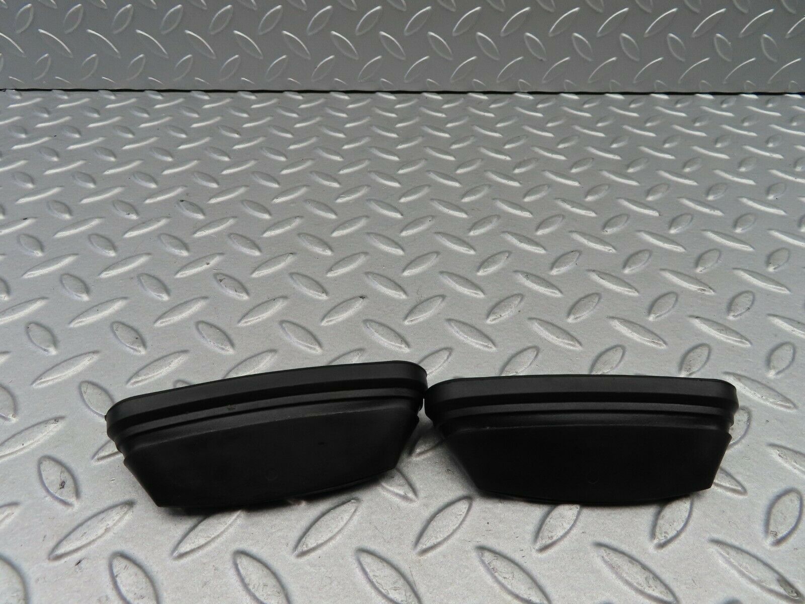 6215 Mercedes-Benz W126 380SE Dashboard Centre Air Vent Rubber Pair 1269970181