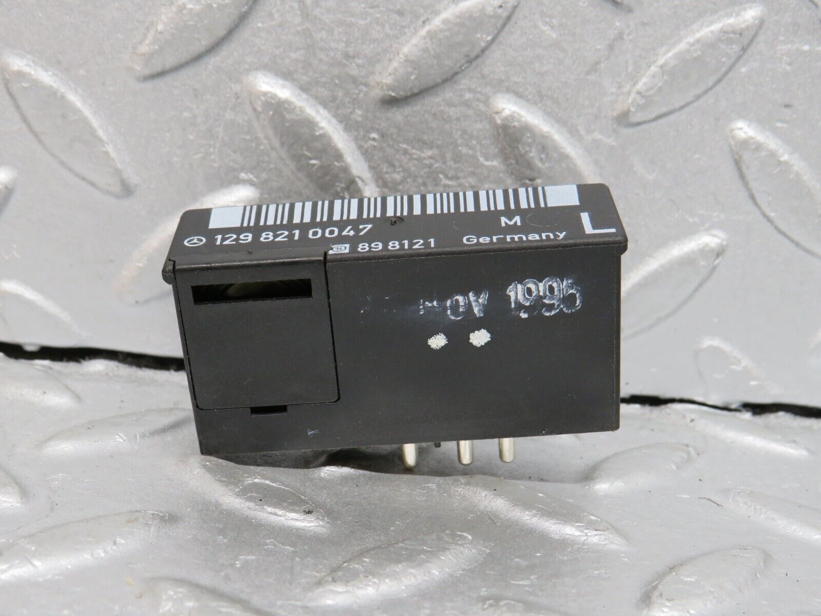 39652 Mercedes-Benz R129 320SL Coupe Seat Locking Relay 1298210047