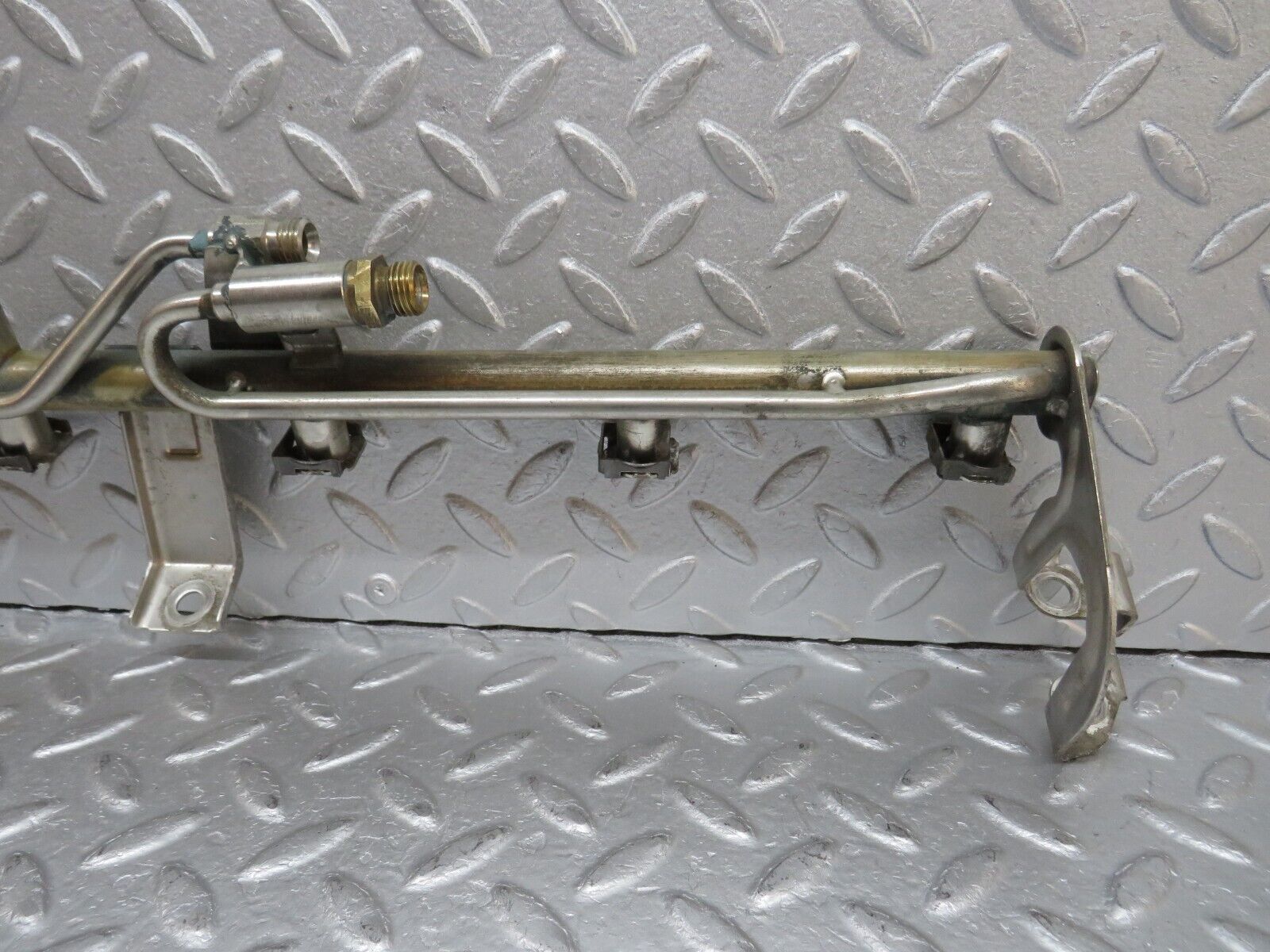 38079 Mercedes-Benz A124 320E Cabriolet Fuel Injector Rail