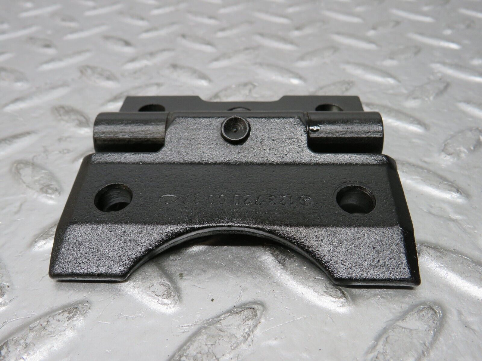 26868 Mercedes-Benz W123 240D Door Hinge Pair 1237200037