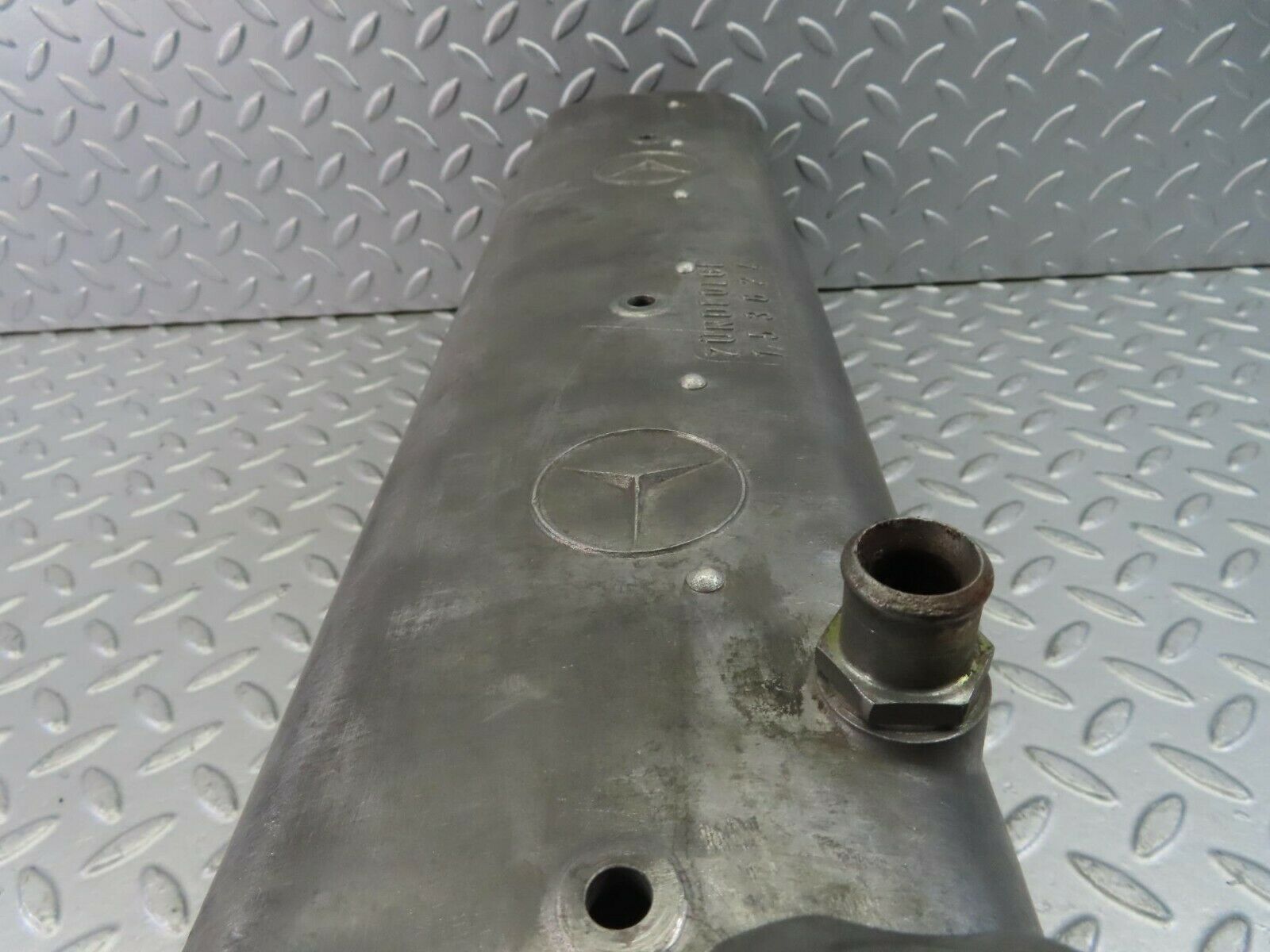 10197 Mercedes-Benz W111 220SE Cylinder Head Valve Cover 1800161305