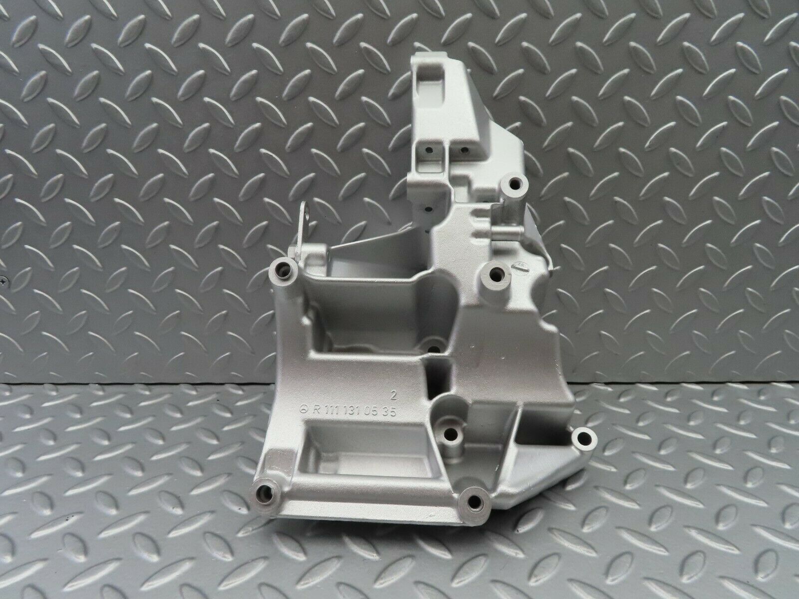 6807 Mercedes-Benz S124 E220 Wagon Power Steering Pump Bracket 1111310535