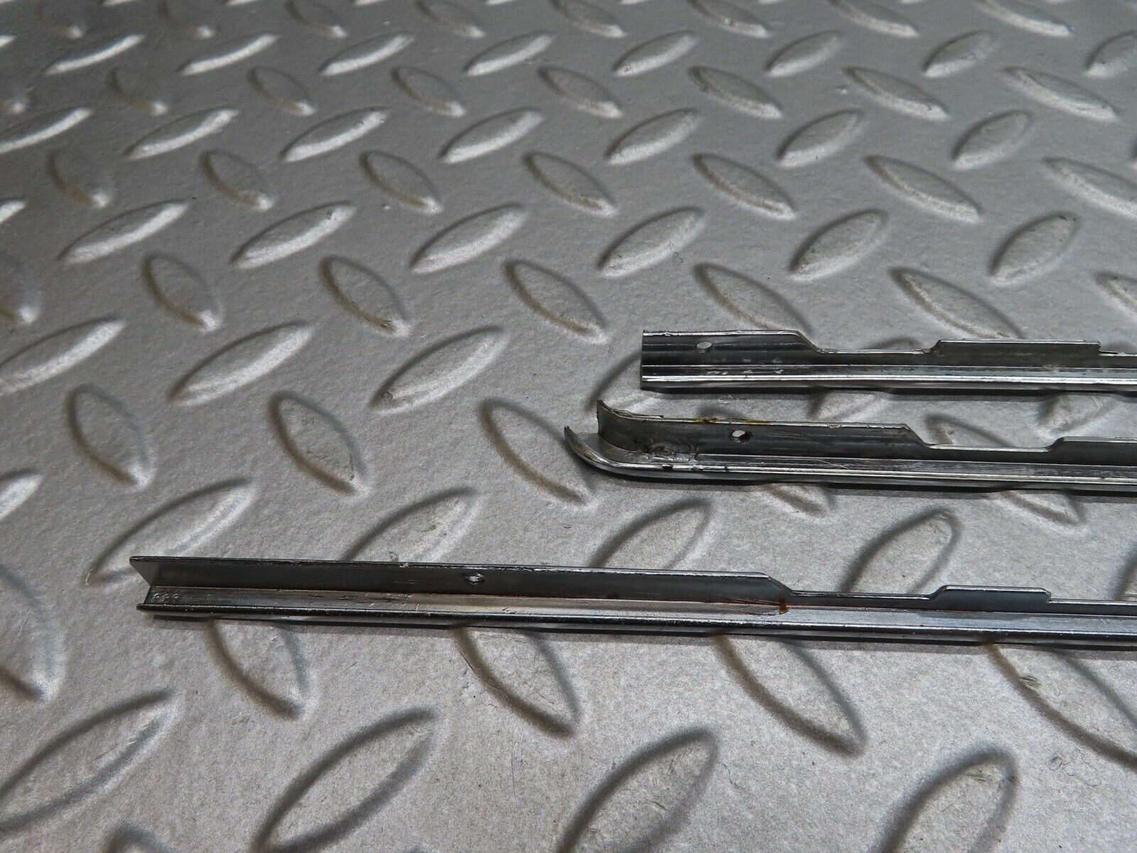 17886 Mercedes-Benz W116 450SEL Dashboard Chrome Trim