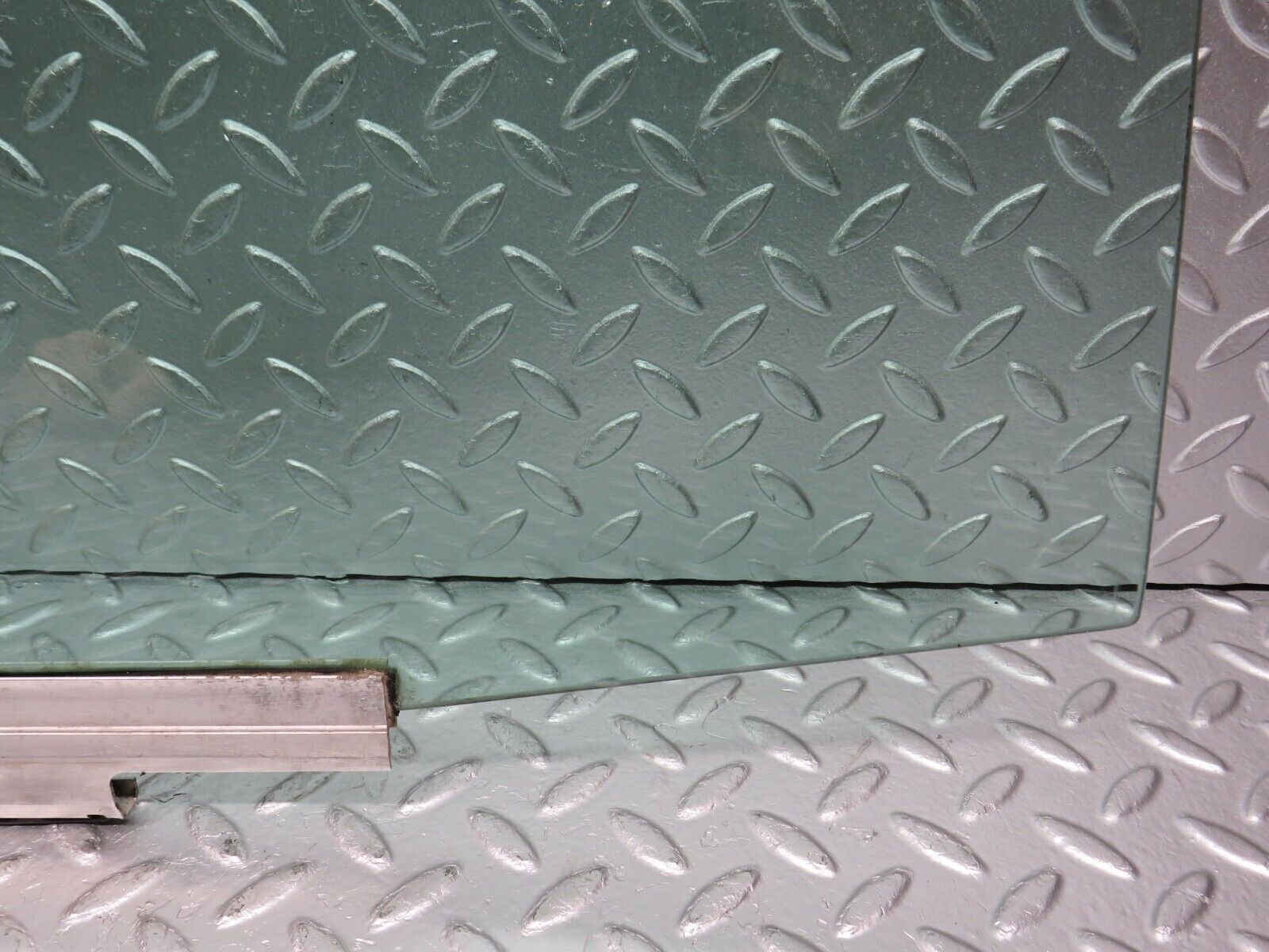 31477 Mercedes-Benz S124 220TE Wagon Rear Right Door Window Glass