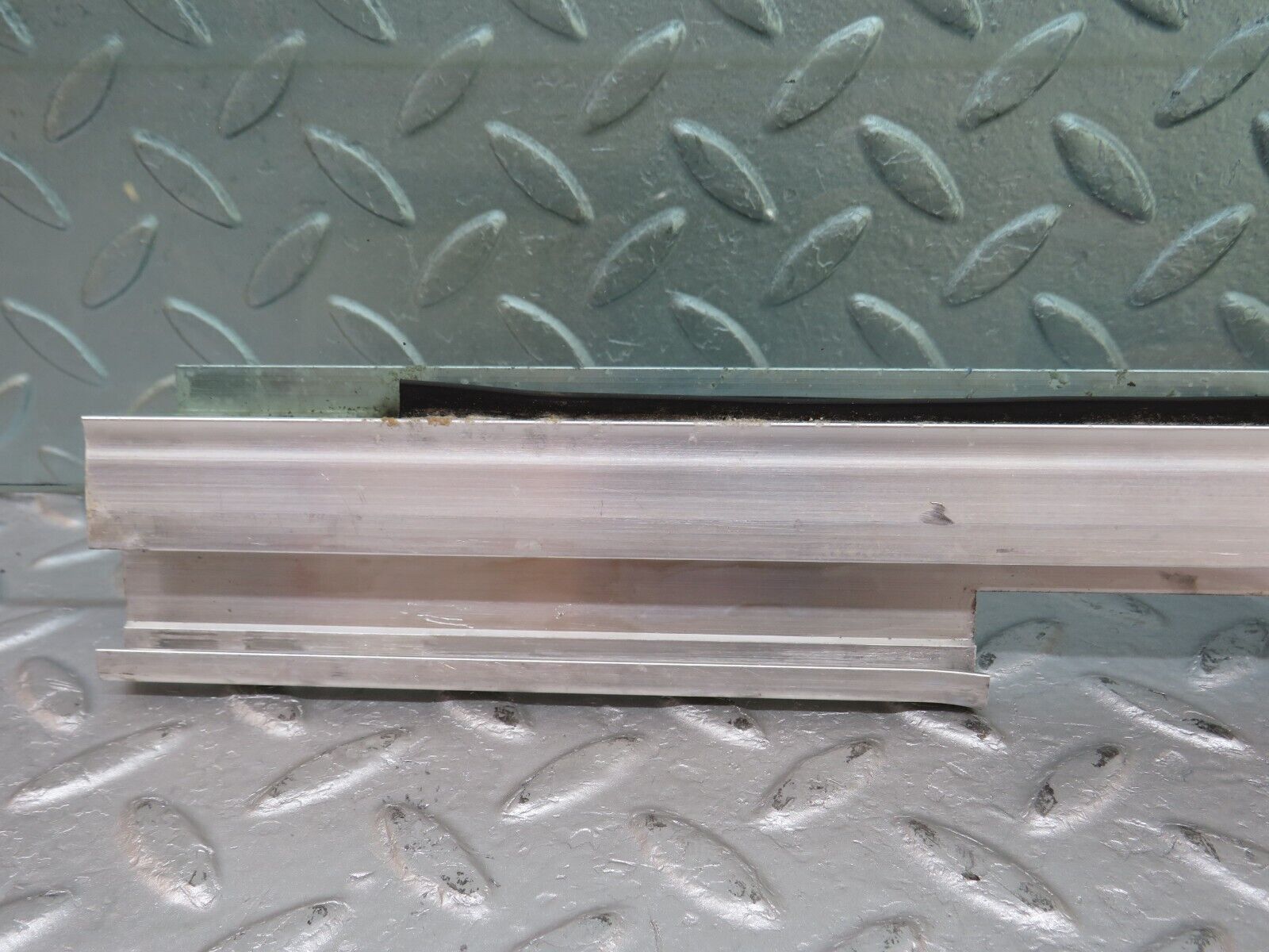 36037 Mercedes-Benz W126 420SE Front Left Door Window Glass