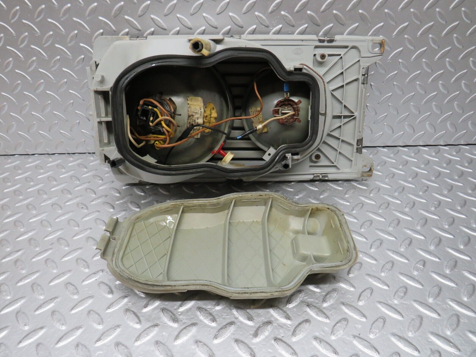 31058 Mercedes-Benz W123 200D Headlight Hella Left Side 117683-00