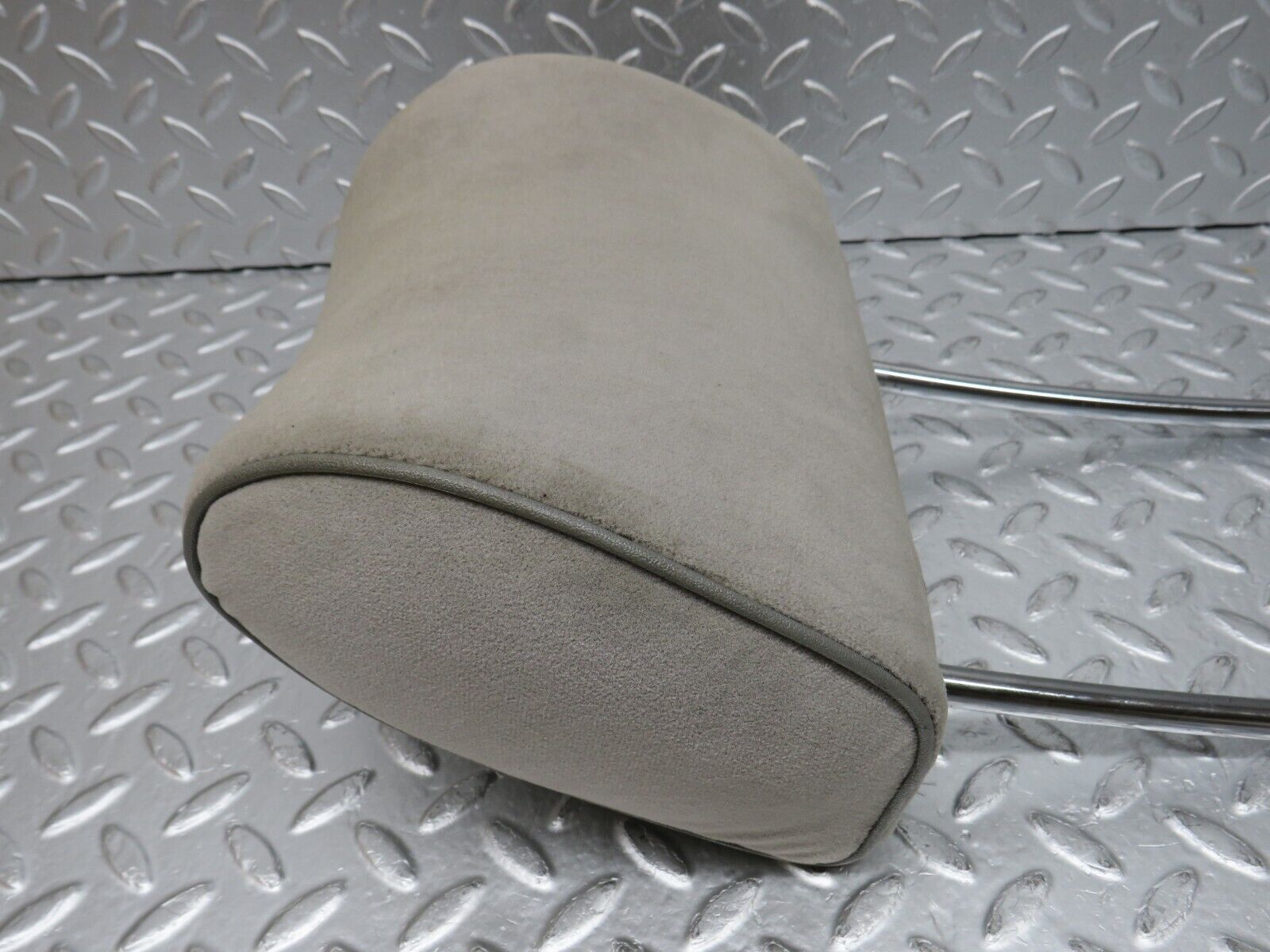 32583 Mercedes-Benz S124 300TE Wagon Front Right Seat Headrest Grey