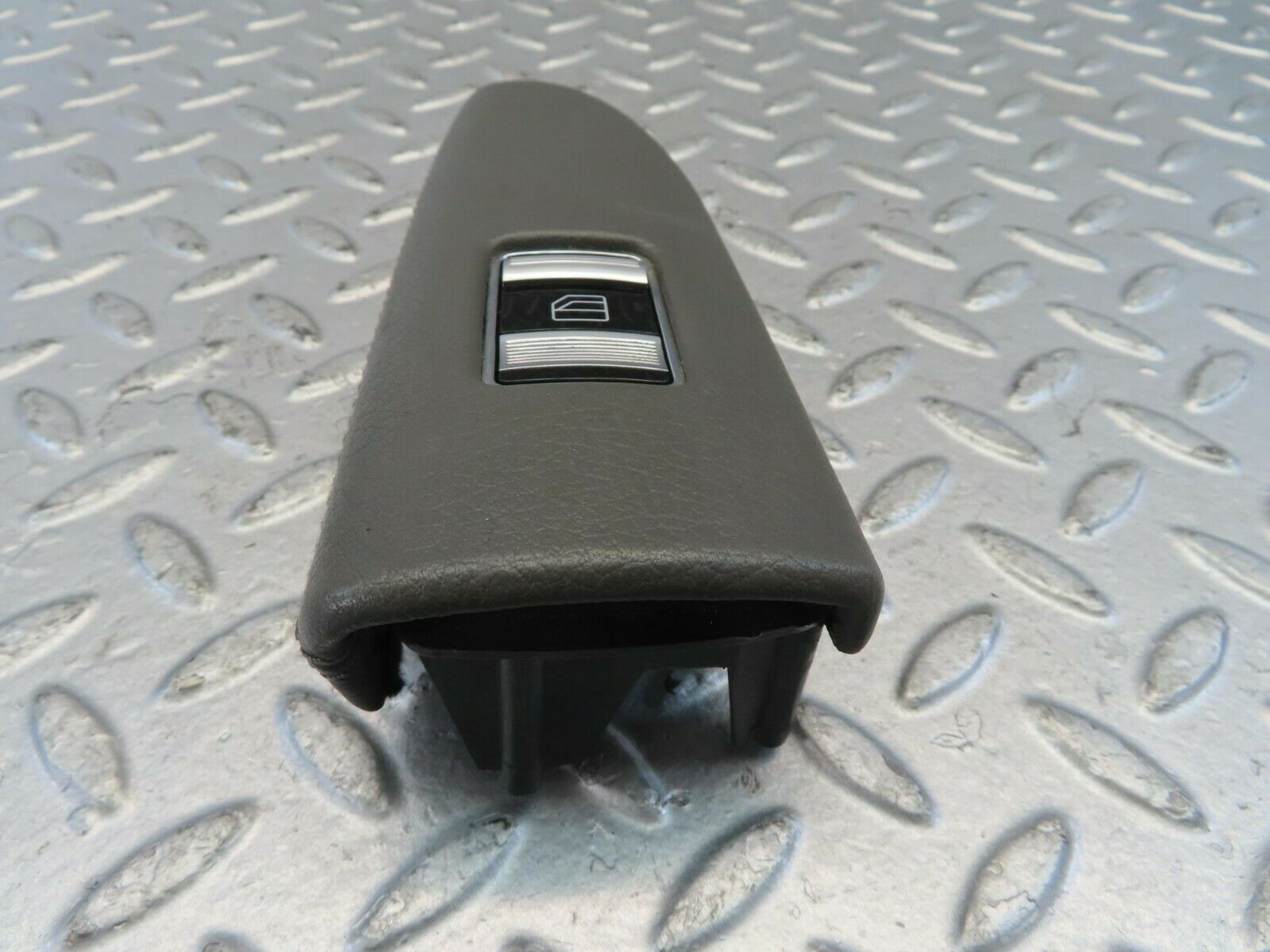 11181 Mercedes-Benz W221 S320 Rear Right Window Control Switch P0110638