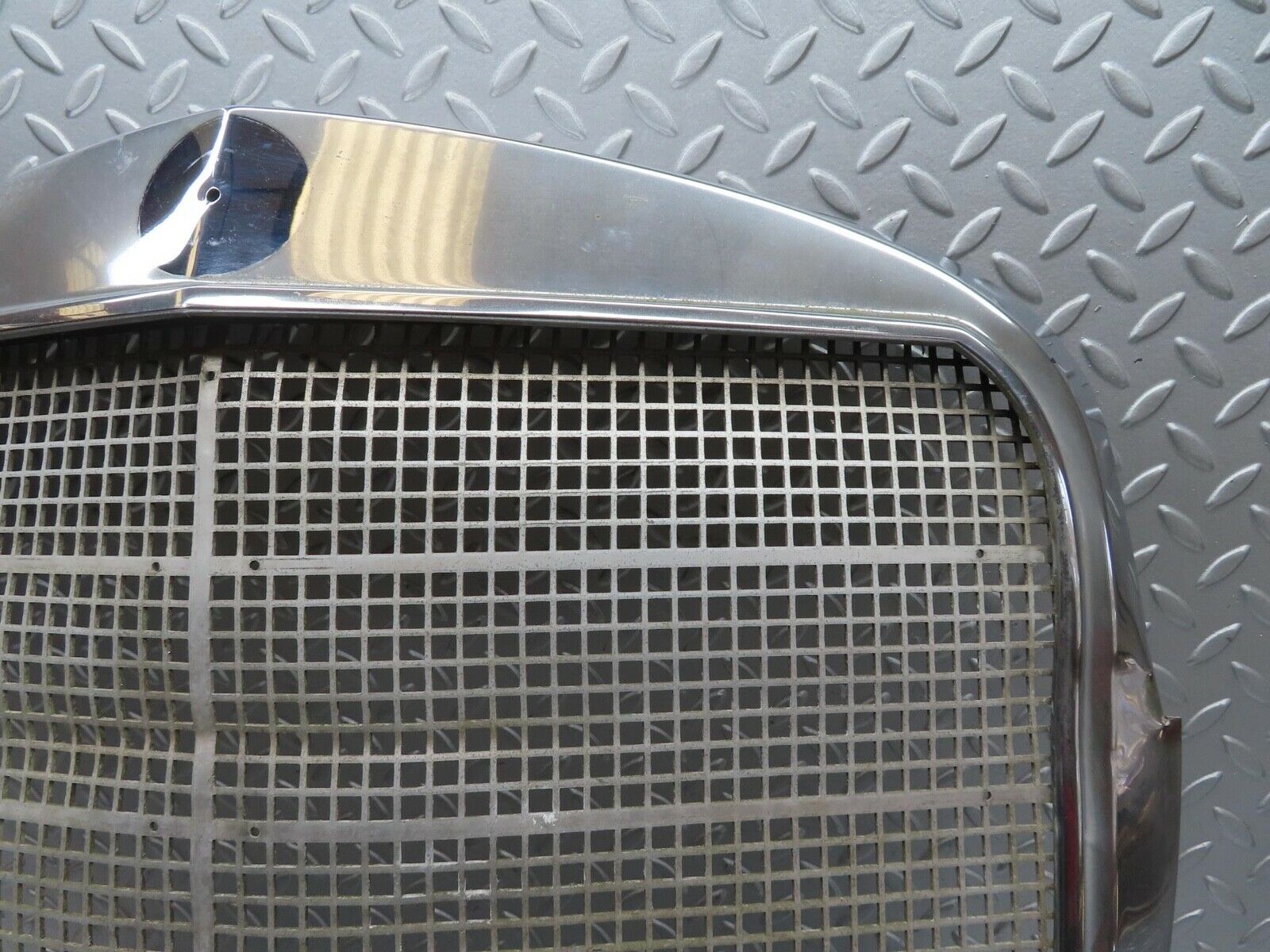 12937 Mercedes-Benz W111 220SE Bonnet Grill Chrome