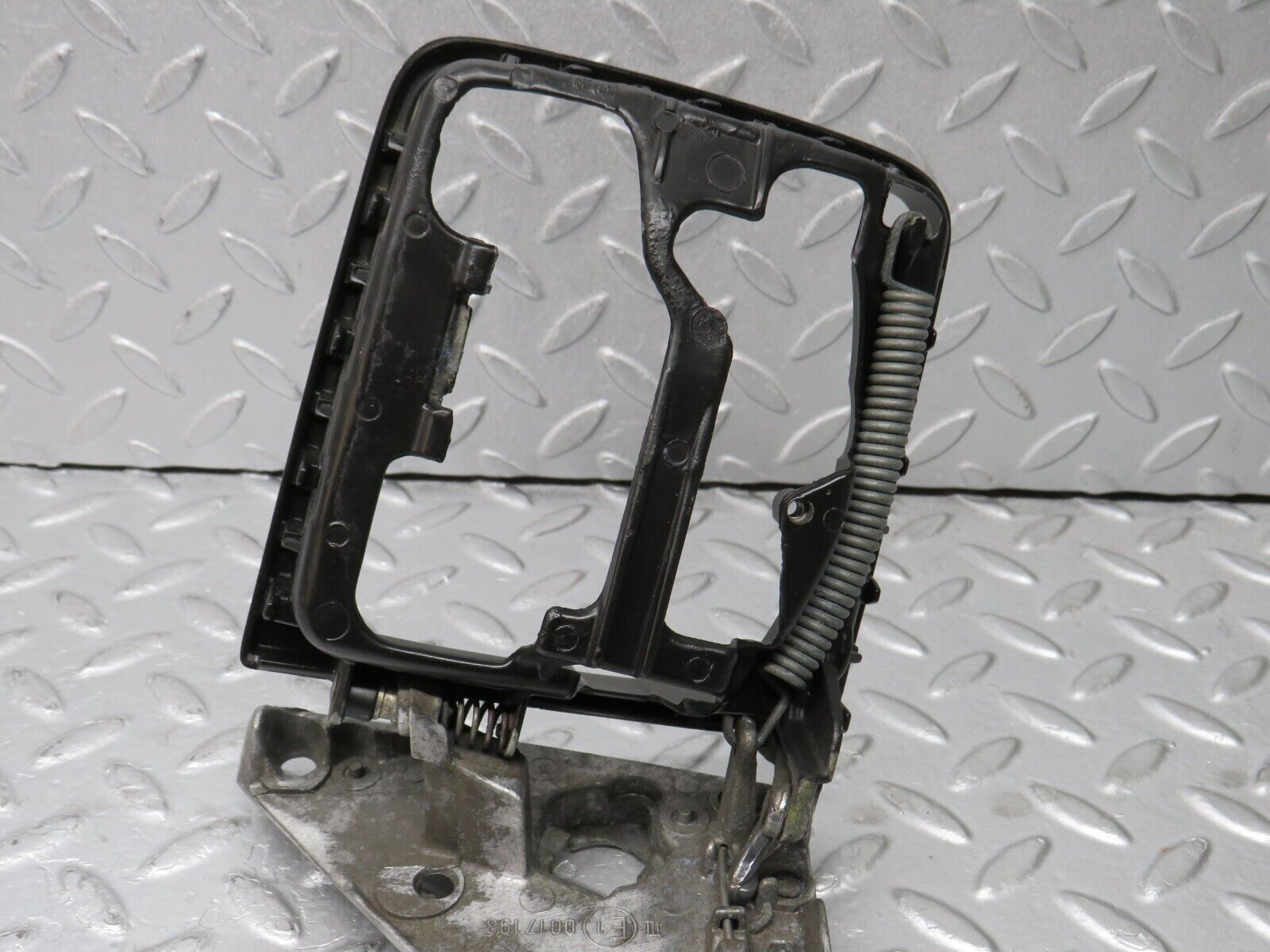 38200 Mercedes-Benz W201 190E 2.0L Wing Mirror Bracket With Frame Left 1248110541 1248110335