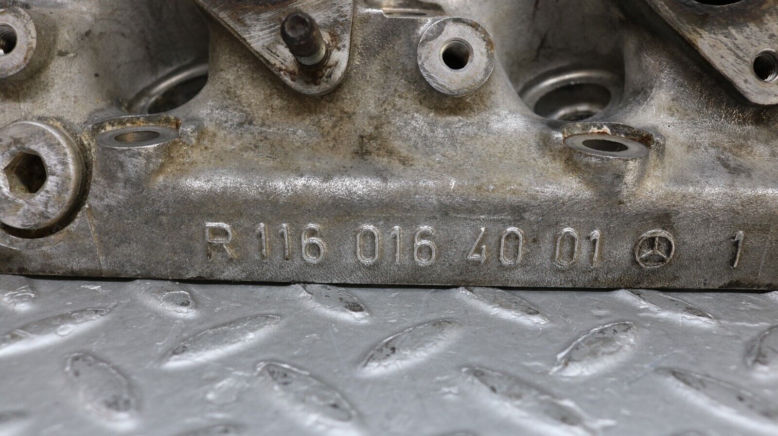 37170 Mercedes-Benz C126 420SEC Coupe Cylinder Head Left Side 1160164001