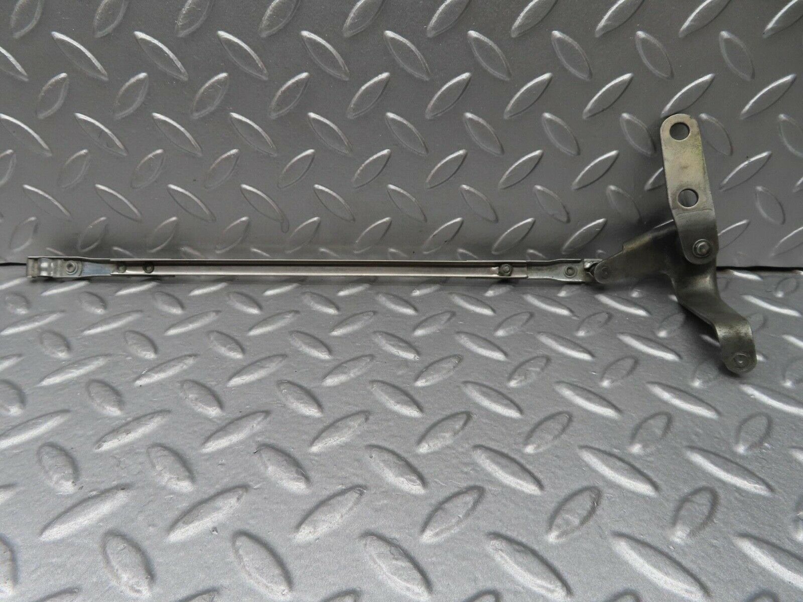 14059 Mercedes-Benz C107 280SLC Throttle Linkage