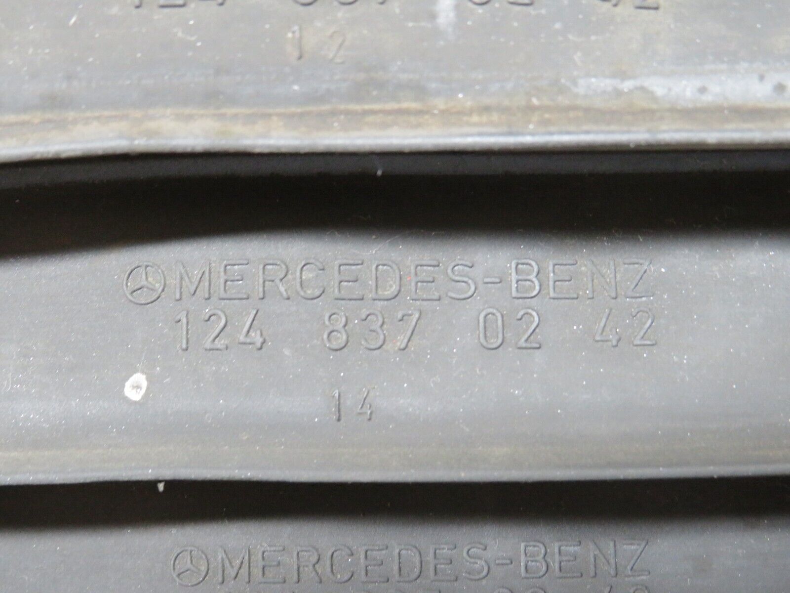 31389 Mercedes-Benz S124 220TE Wagon Air Intake Vent 1248370230 1248370242
