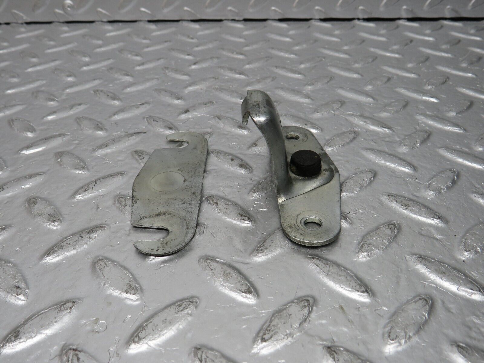 31069 Mercedes-Benz W123 200D Trunk Lock Latch 1237580150