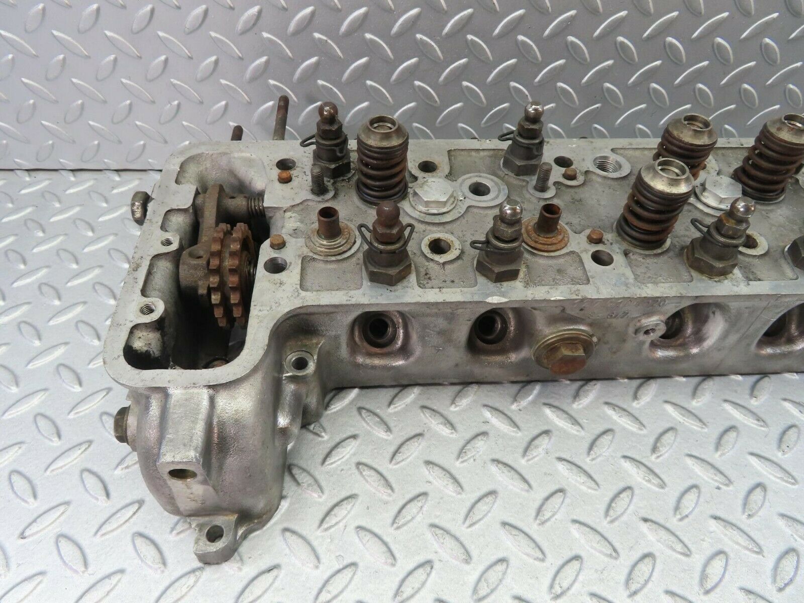 8666 Mercedes-Benz W111 Cylinder Head 1270104020