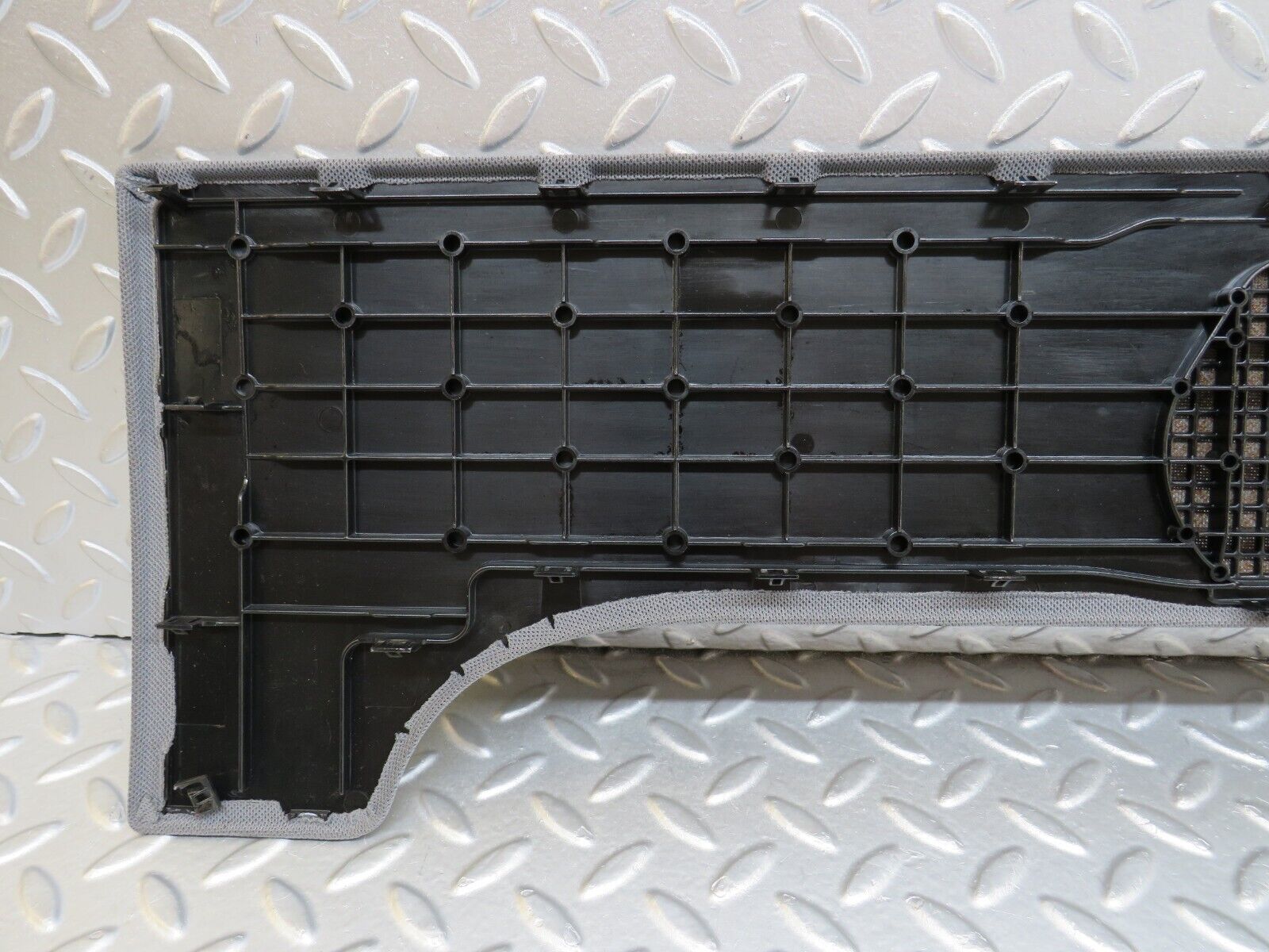 35111 Mercedes-Benz W221 Parcel Shelf Speaker Cover Trim 2216901430