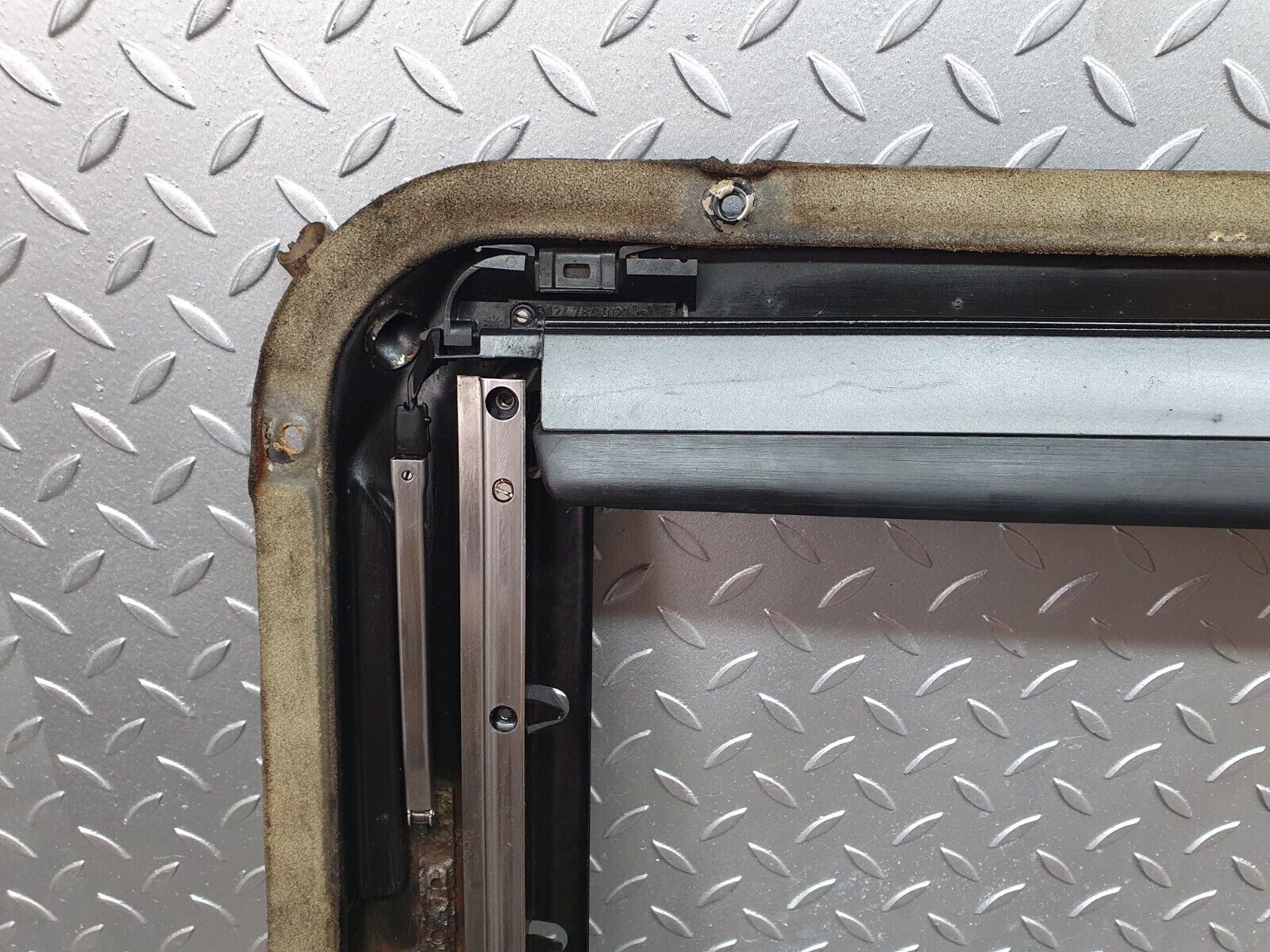 41575 Mercedes-Benz W124 200E Power Sunroof Frame 2017800144