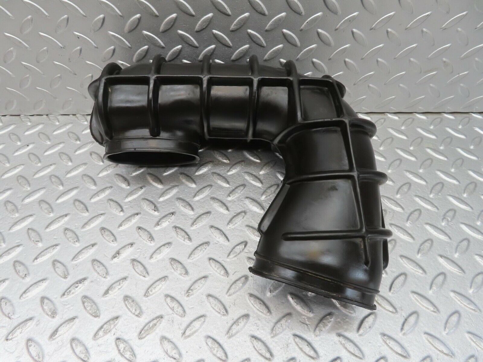 13516 Mercedes-Benz W123 200 Carburettor Air Intake Pipe Hose 1020940811