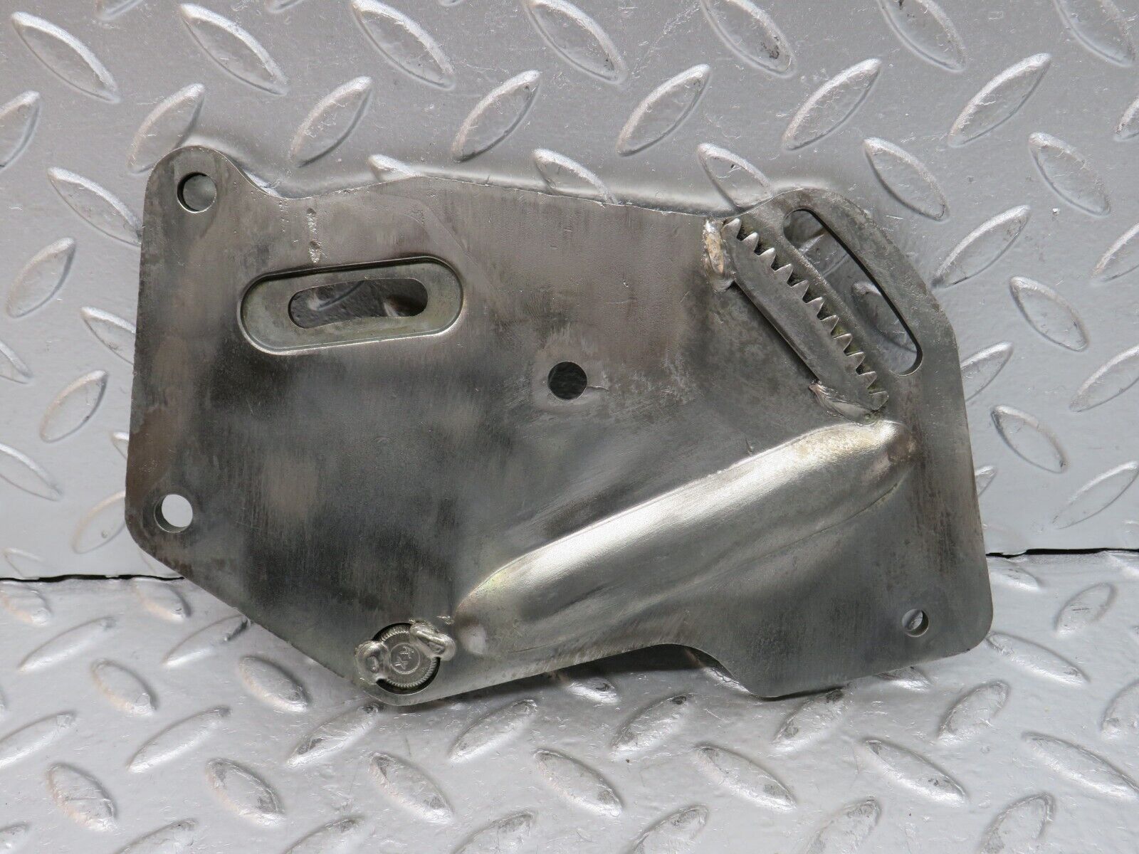 0064 Mercedes-Benz W116 350SE Power Steering Pump Bracket