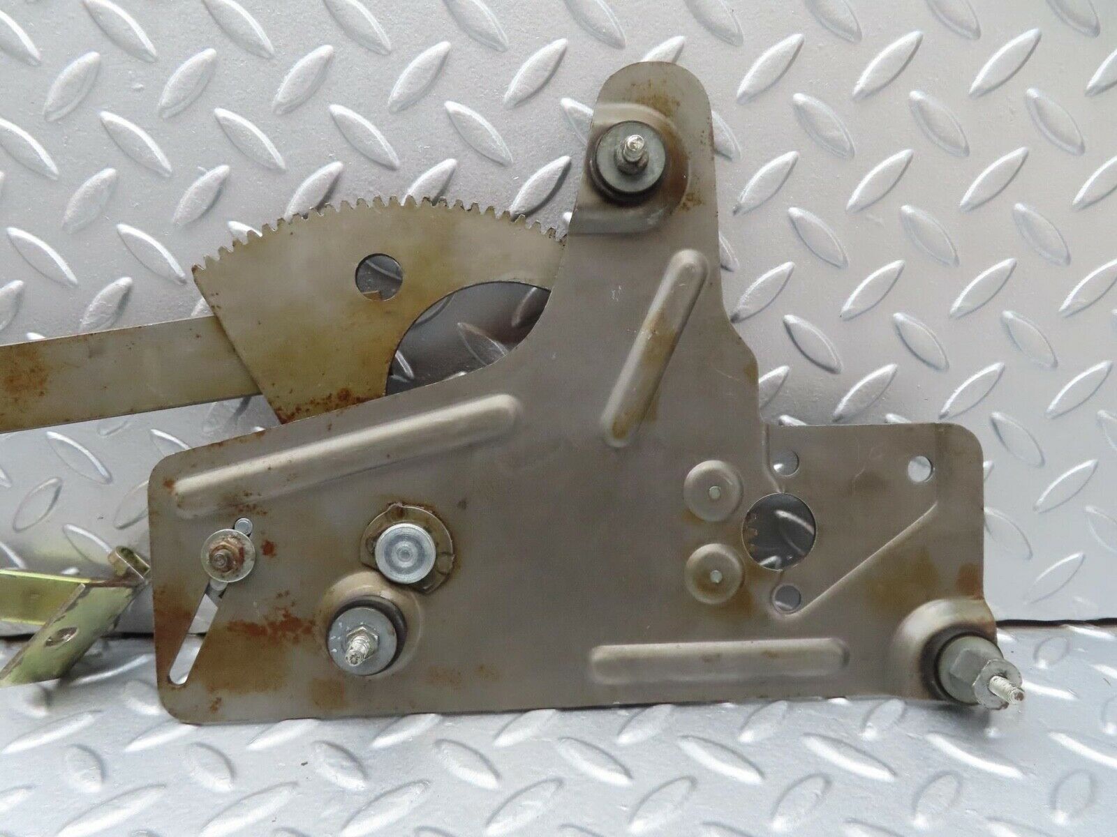 14002 Mercedes-Benz C107 280SLC Rear Right Power Window Regulator 1076701003