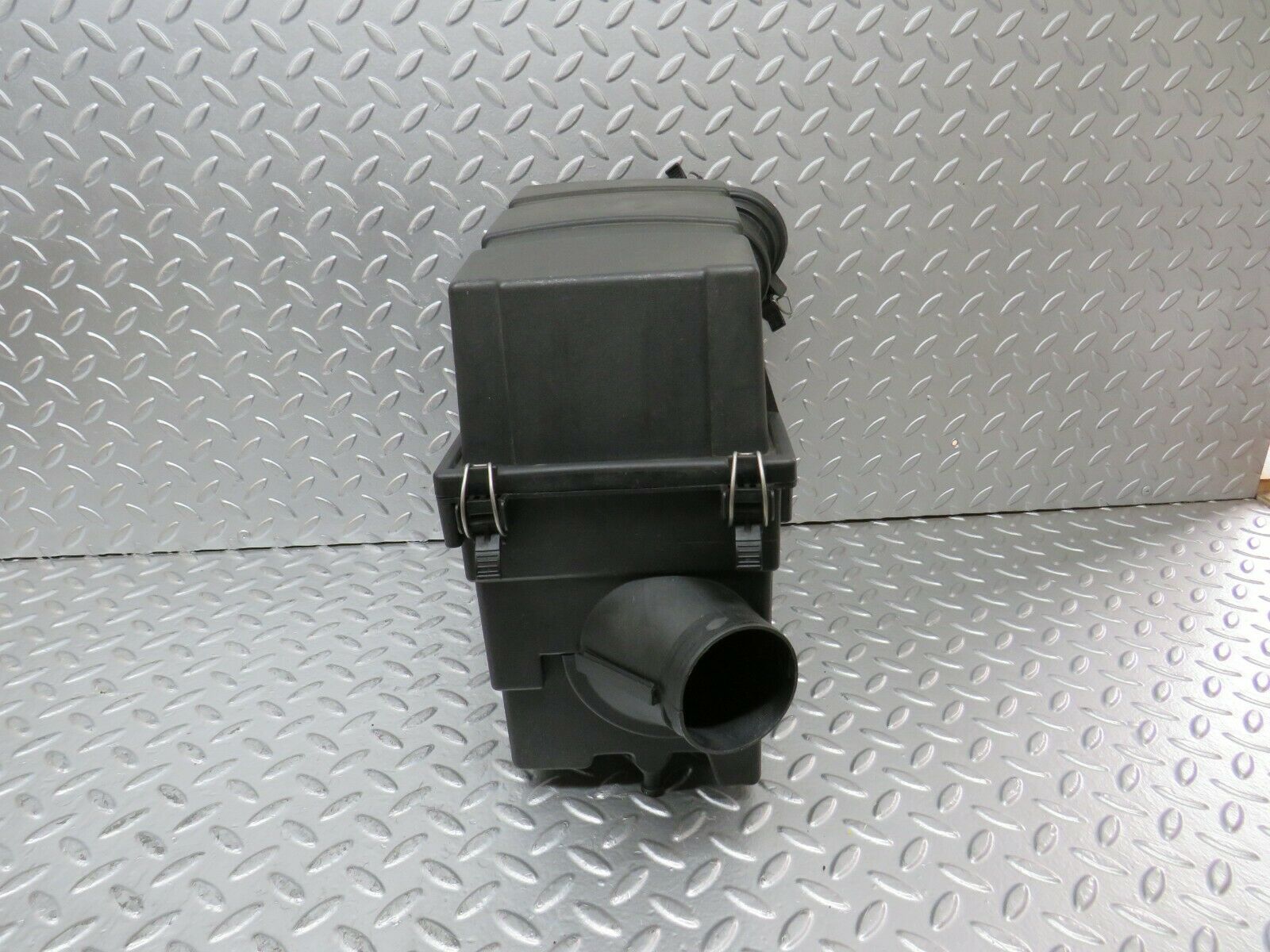 24356 Mercedes-Benz S124 220TE Wagon Air Filter Housing 1110940102