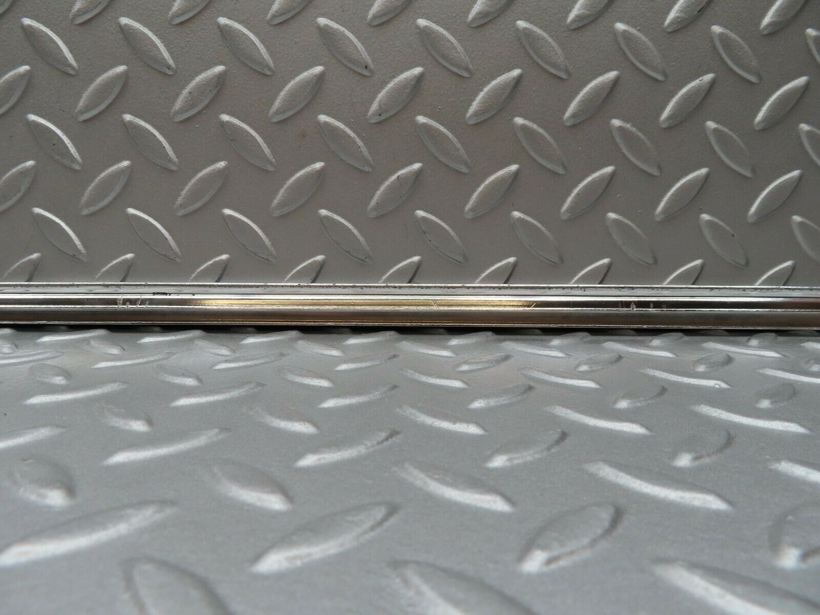 3742 Mercedes-Benz S123 200T Wagon Front Right Door Chrome Moulding Trim